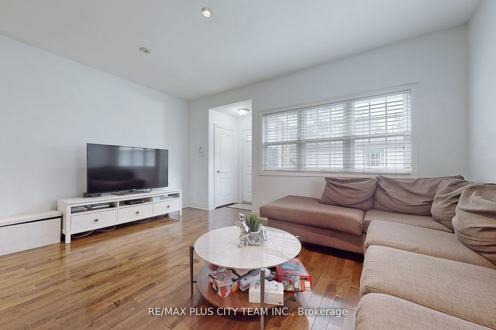 Photo 6 of 112 Sarah Ashbridge Avenue, Toronto, The Beaches — HOMEH