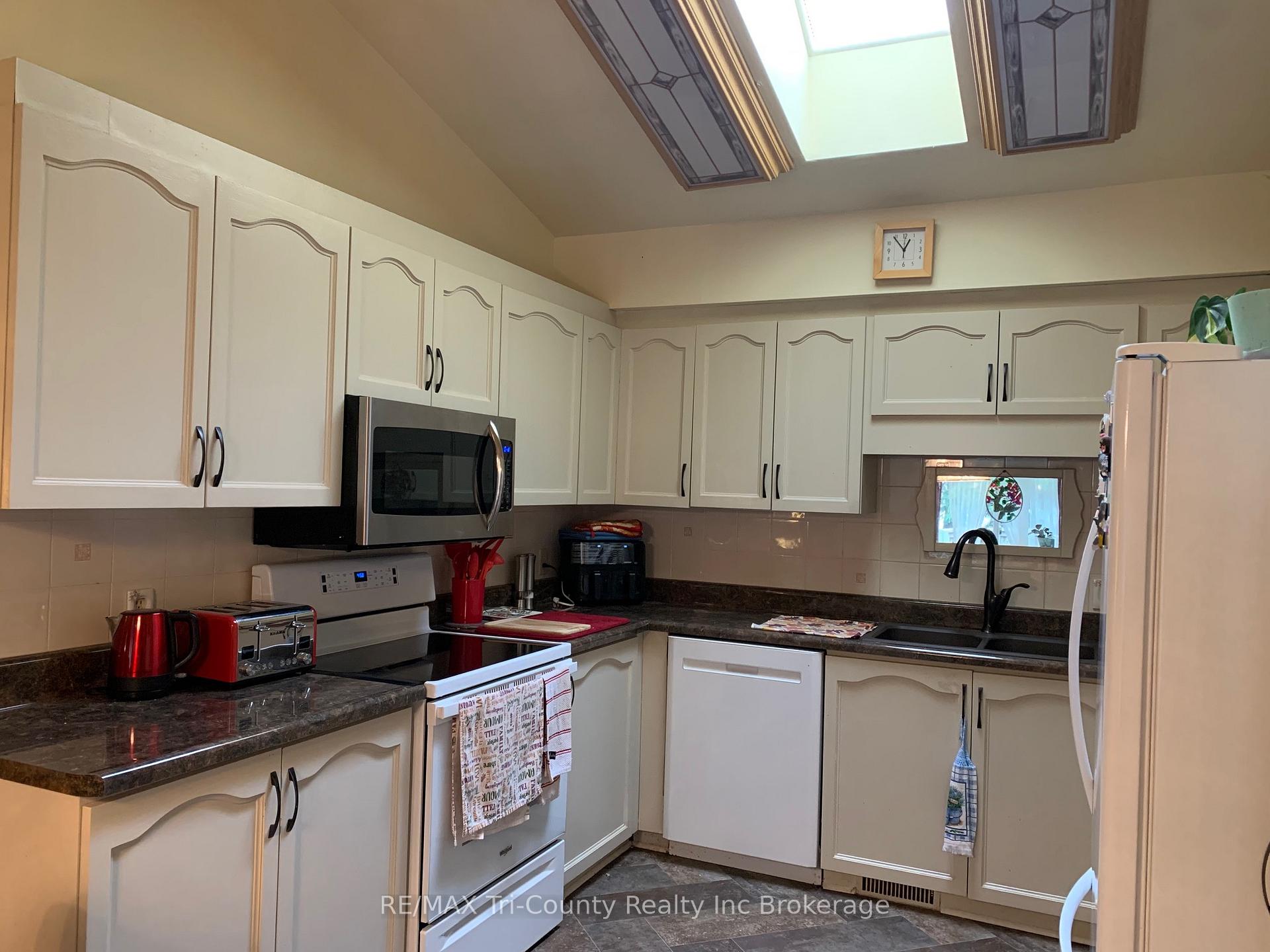 Photo 13 of 36 Sinclair Drive, Tillsonburg — HOMEH