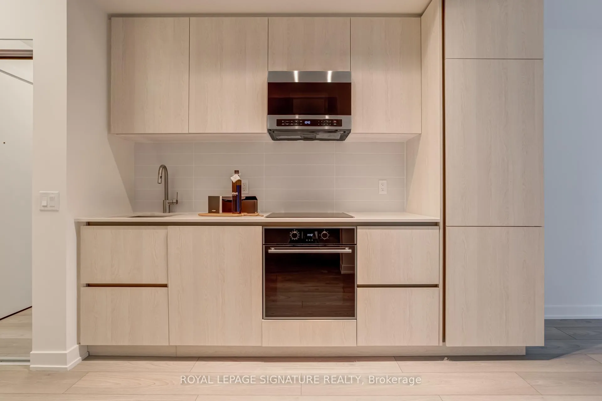 Photo 6 of Unit 1606S, 110 Broadway Avenue, Toronto, Mount Pleasant West — HOMEH