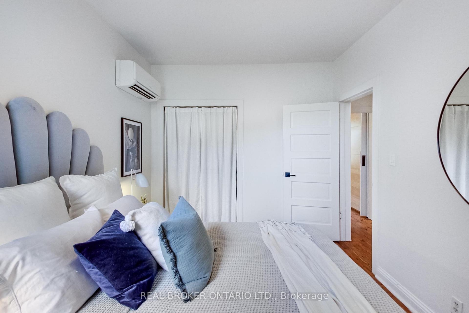Photo 6 of 5 Queen Victoria Street, Toronto, Blake-Jones — HOMEH