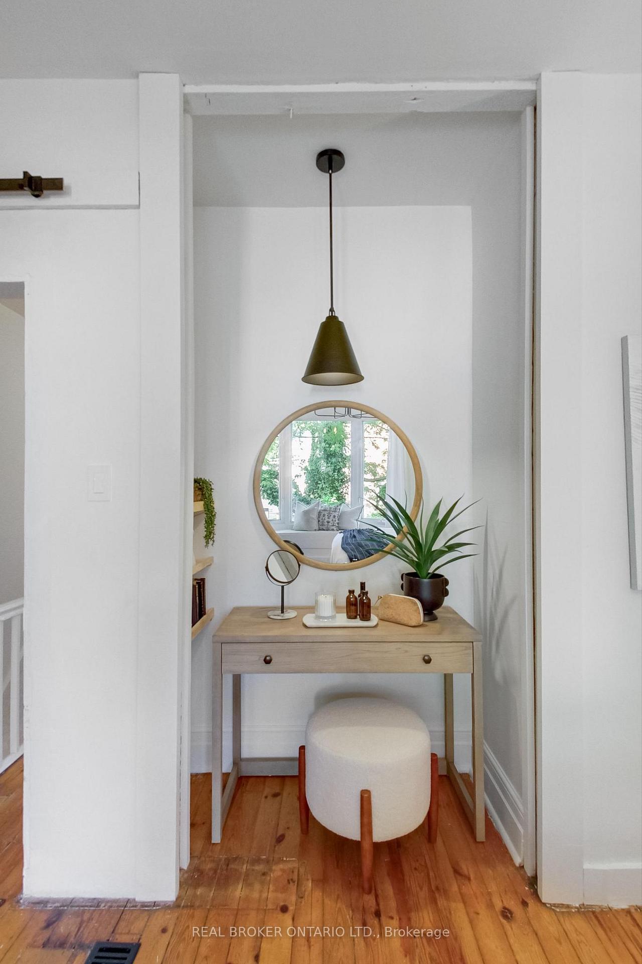 Photo 10 of 5 Queen Victoria Street, Toronto, Blake-Jones — HOMEH