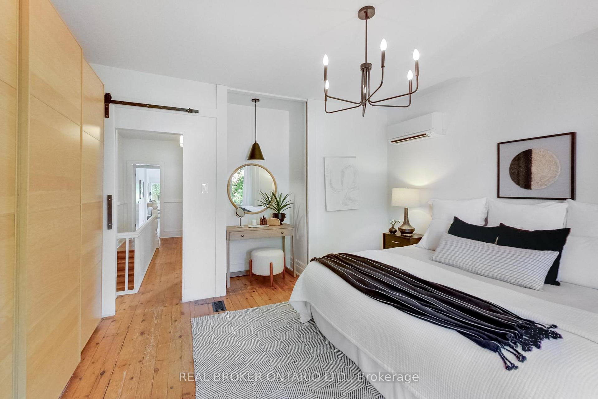 Photo 11 of 5 Queen Victoria Street, Toronto, Blake-Jones — HOMEH