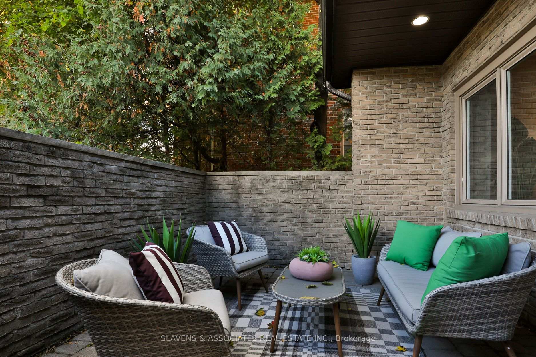 Photo 2 of 32 Hillmount Avenue, Toronto, Englemount-Lawrence — HOMEH
