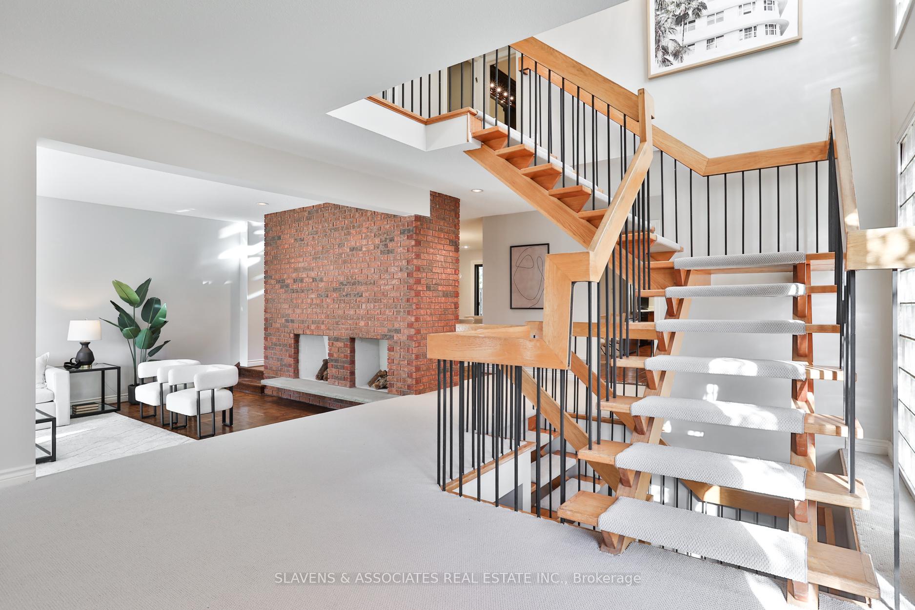 Photo 3 of 32 Hillmount Avenue, Toronto, Englemount-Lawrence — HOMEH