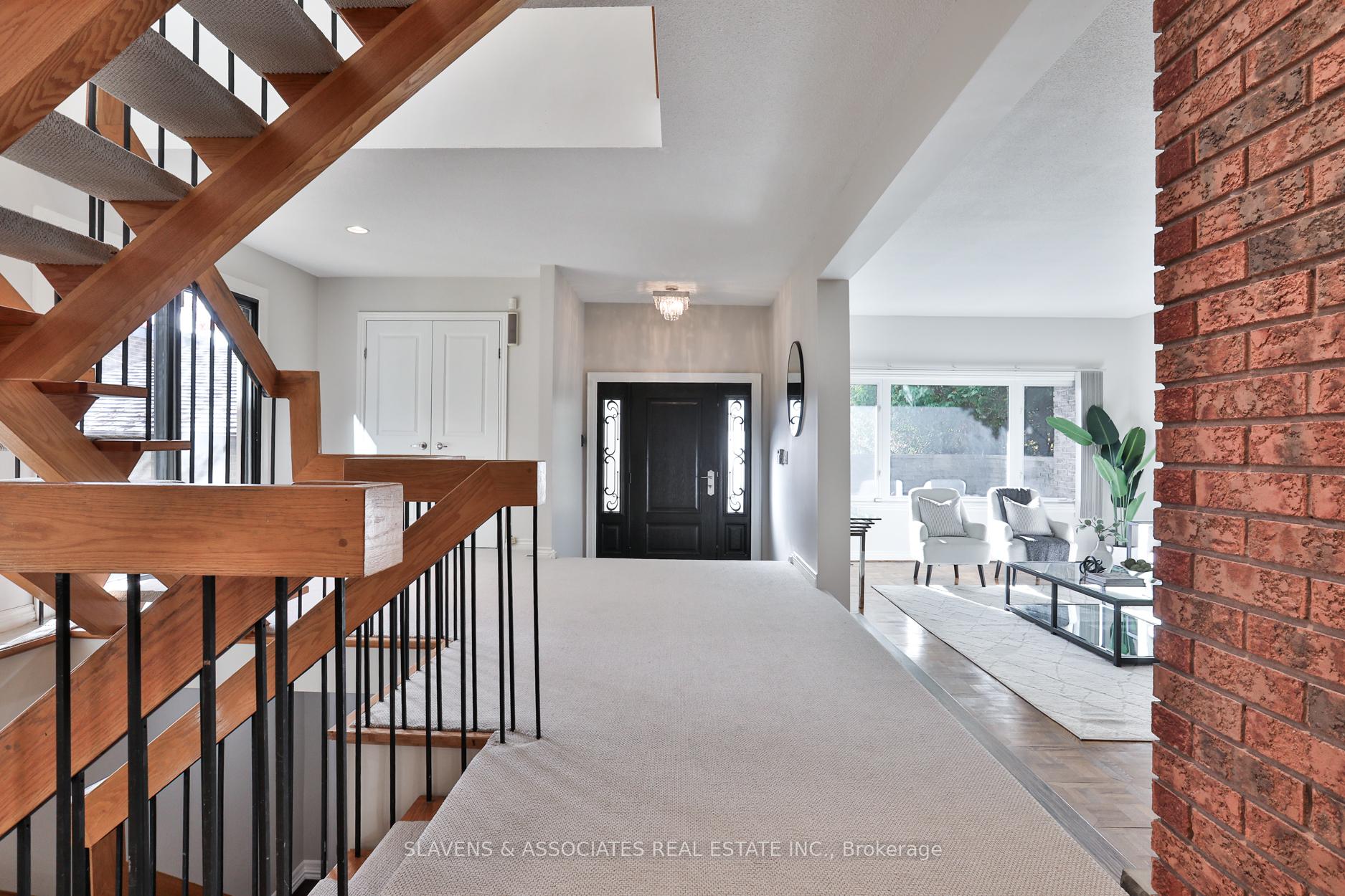 Photo 4 of 32 Hillmount Avenue, Toronto, Englemount-Lawrence — HOMEH