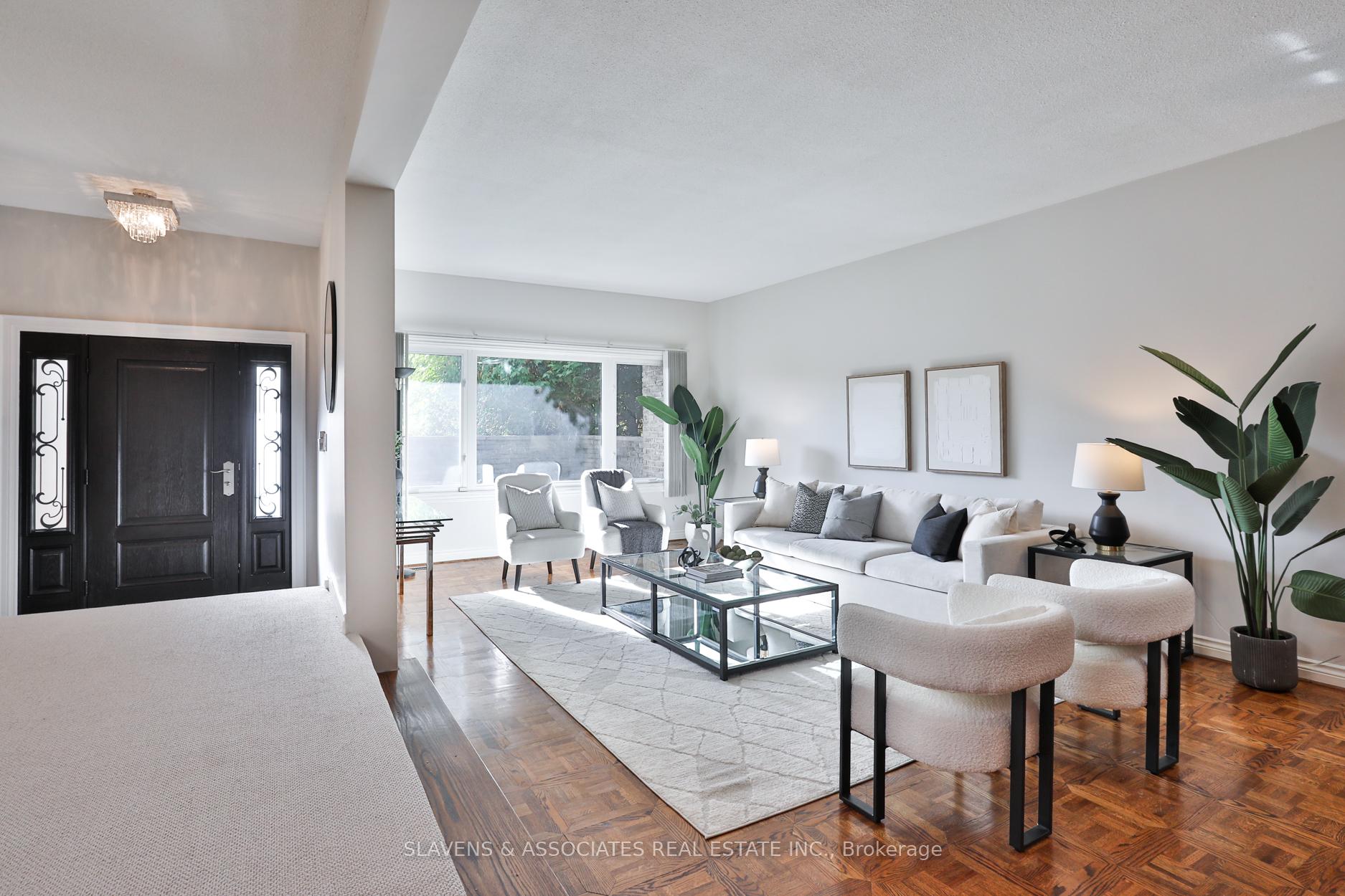 Photo 5 of 32 Hillmount Avenue, Toronto, Englemount-Lawrence — HOMEH