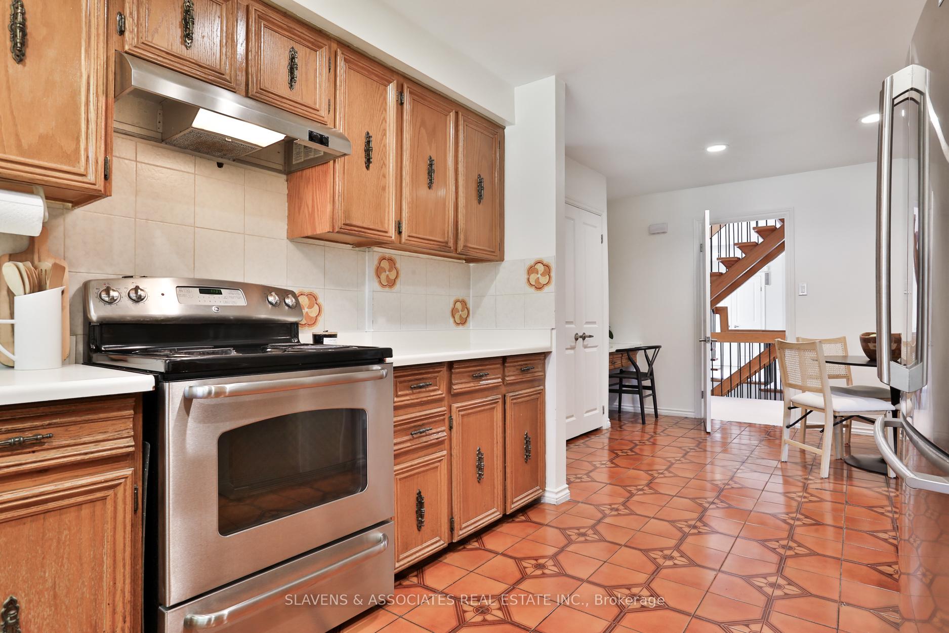 Photo 13 of 32 Hillmount Avenue, Toronto, Englemount-Lawrence — HOMEH