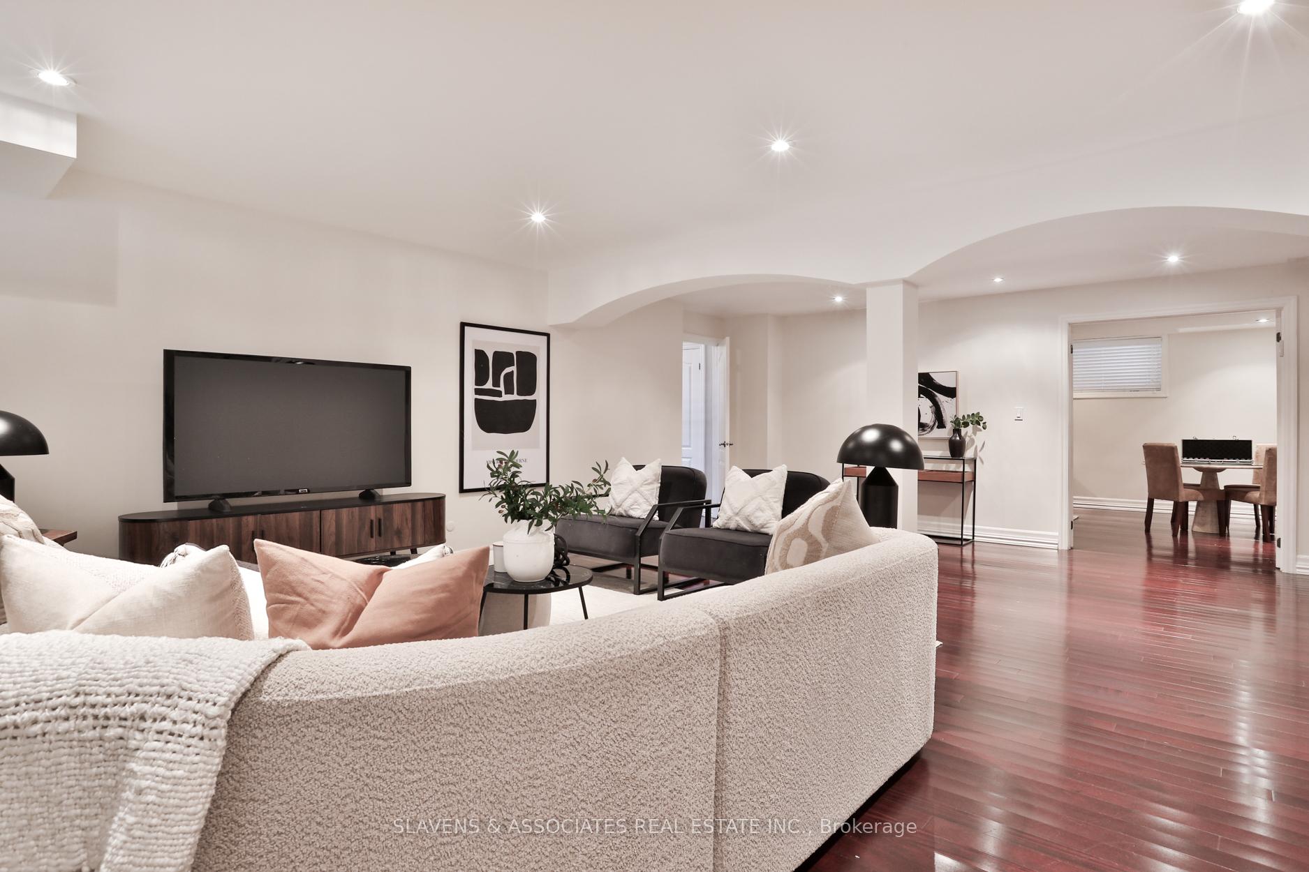 Photo 28 of 32 Hillmount Avenue, Toronto, Englemount-Lawrence — HOMEH