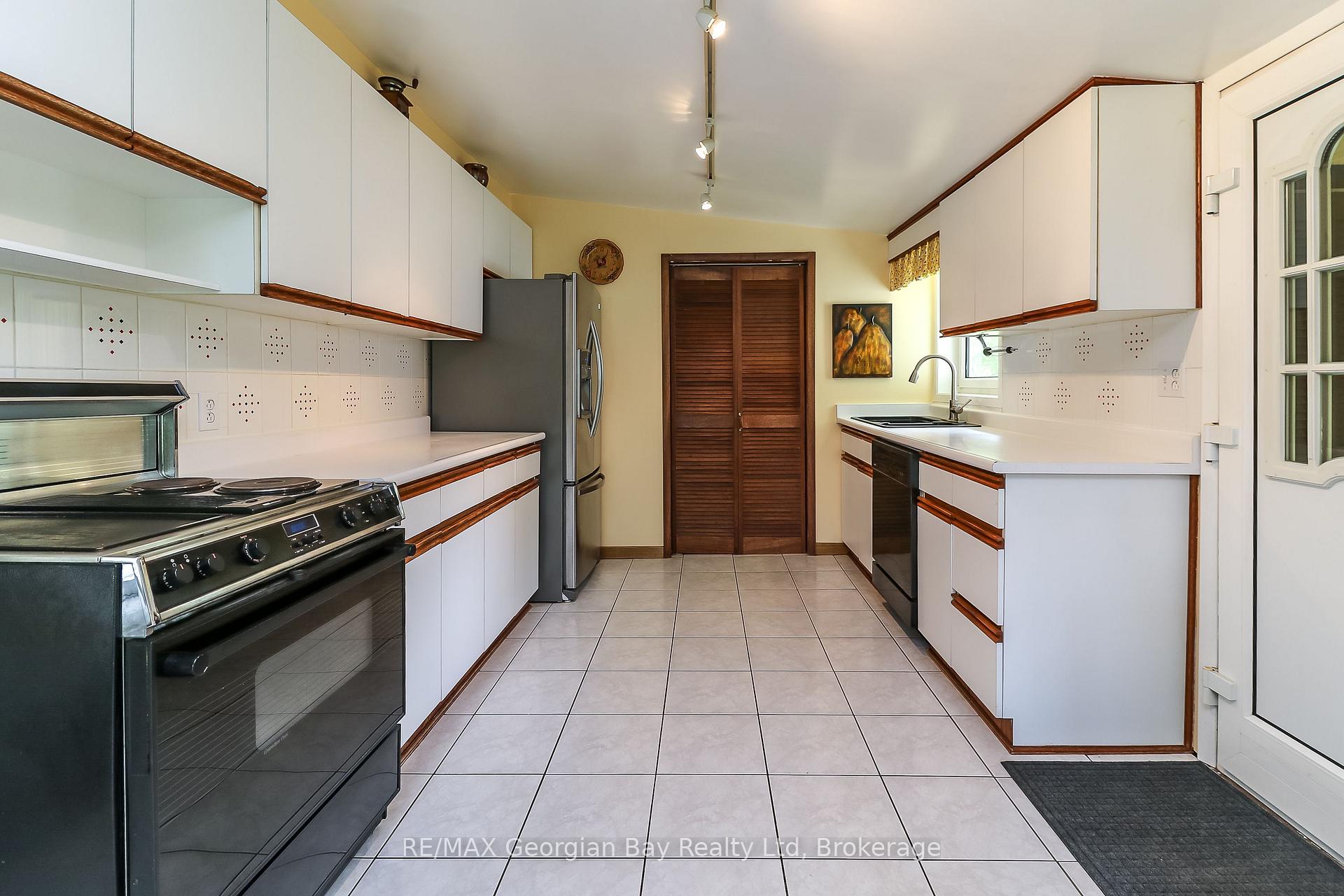 Photo 8 of 31 Hearthstone Drive, Tay, Rural Tay — HOMEH