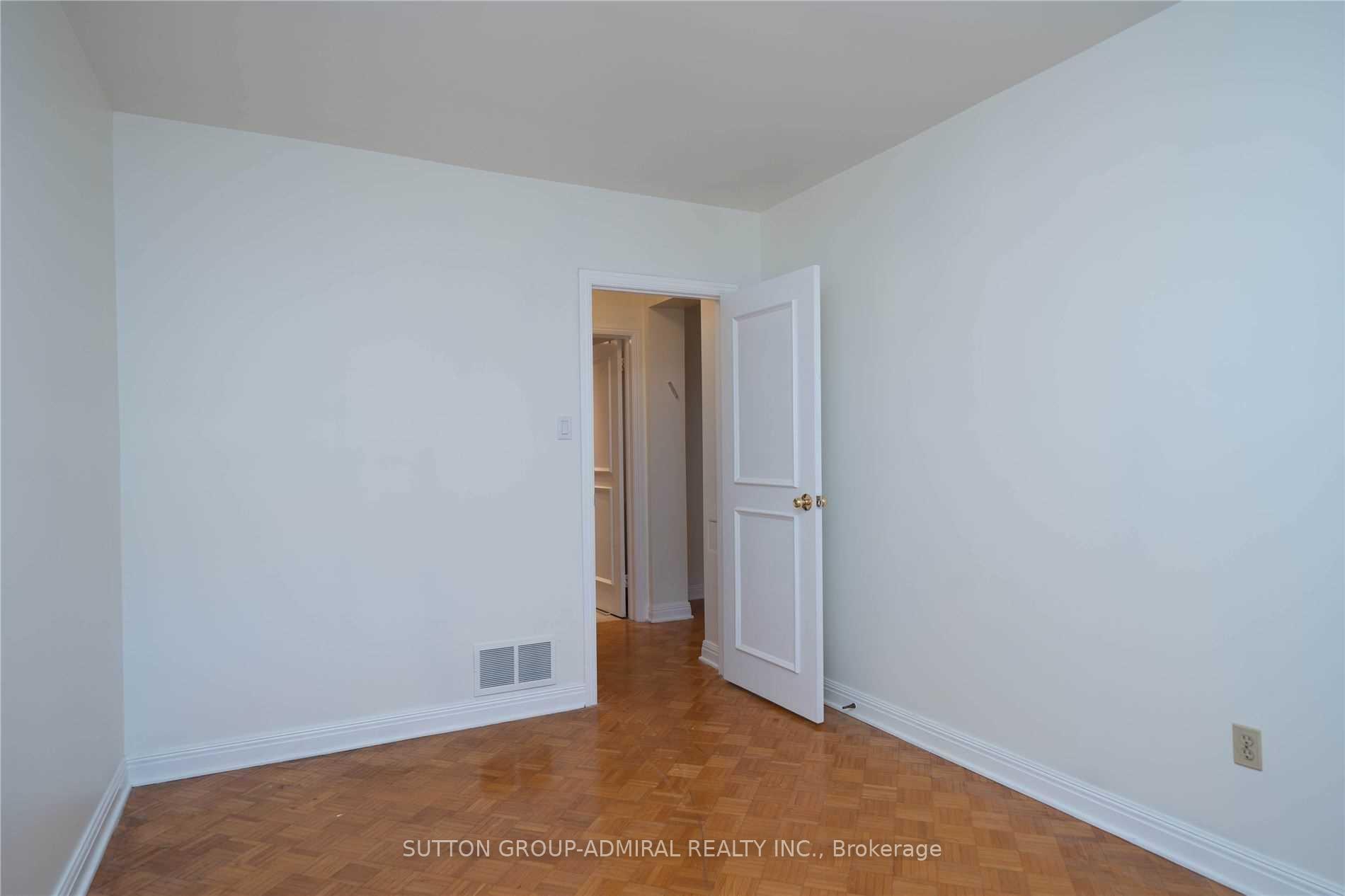 Photo 17 of 65 Regina Avenue, Toronto, Englemount-Lawrence — HOMEH