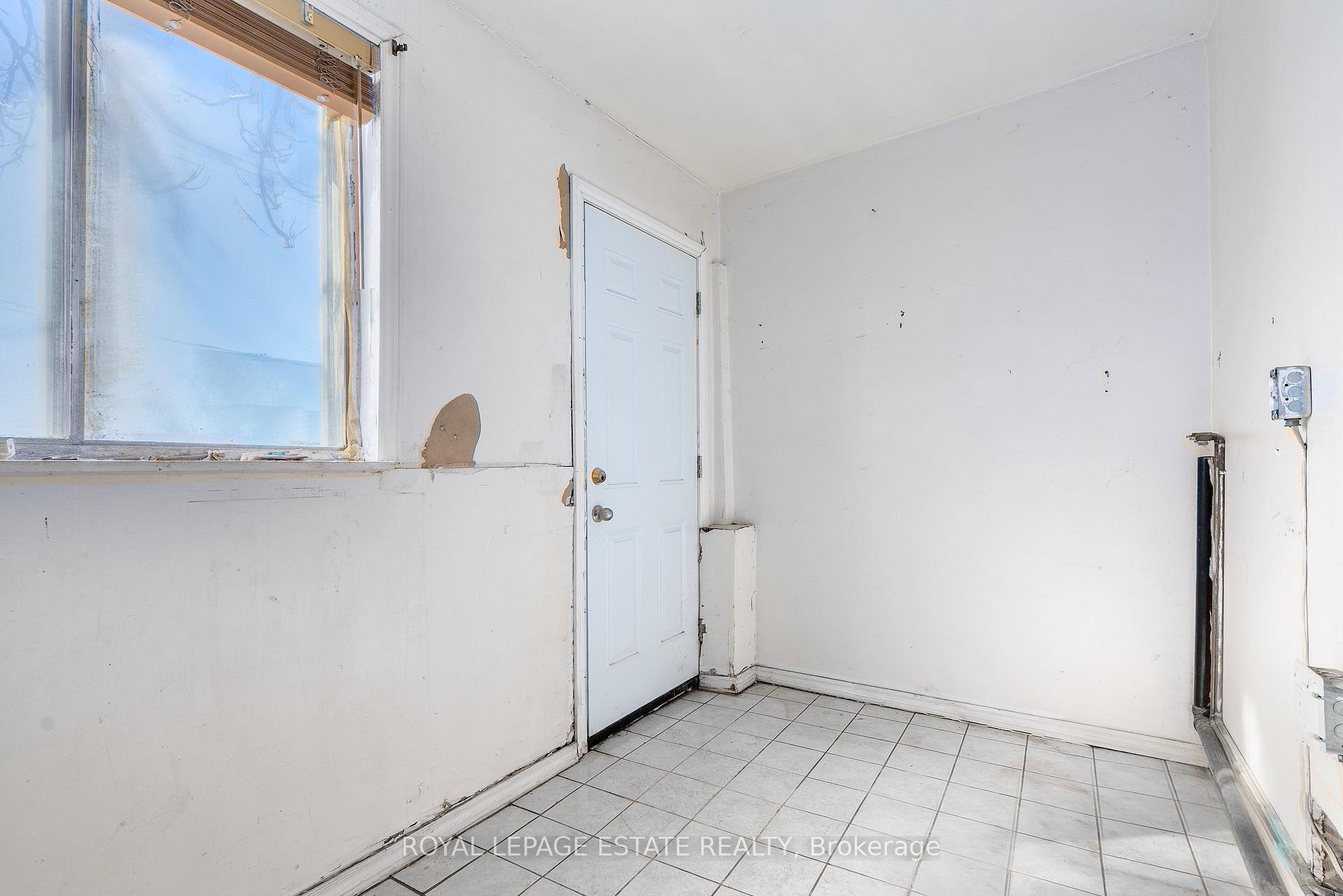 Photo 4 of 876 Eastern Avenue, Toronto, Greenwood-Coxwell — HOMEH