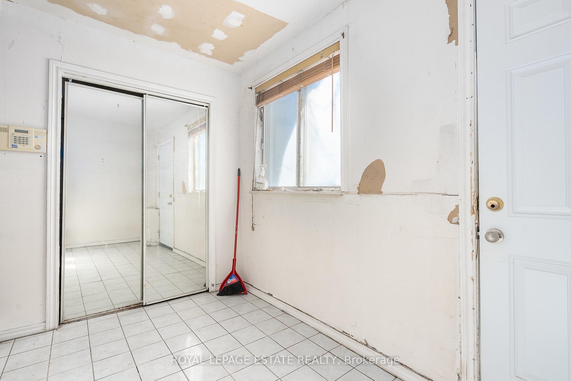 Photo 5 of 876 Eastern Avenue, Toronto, Greenwood-Coxwell — HOMEH