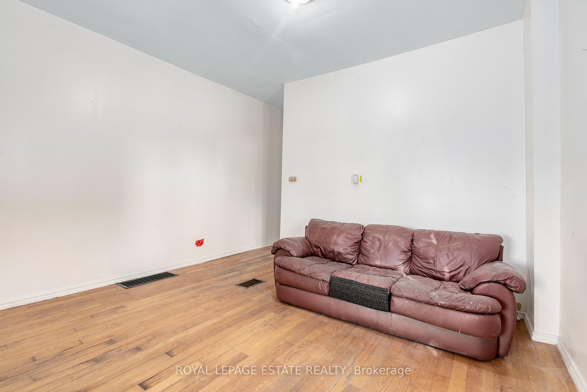 Photo 6 of 876 Eastern Avenue, Toronto, Greenwood-Coxwell — HOMEH