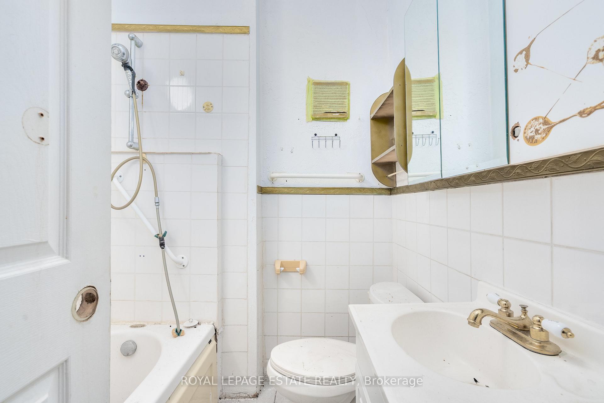 Photo 12 of 876 Eastern Avenue, Toronto, Greenwood-Coxwell — HOMEH