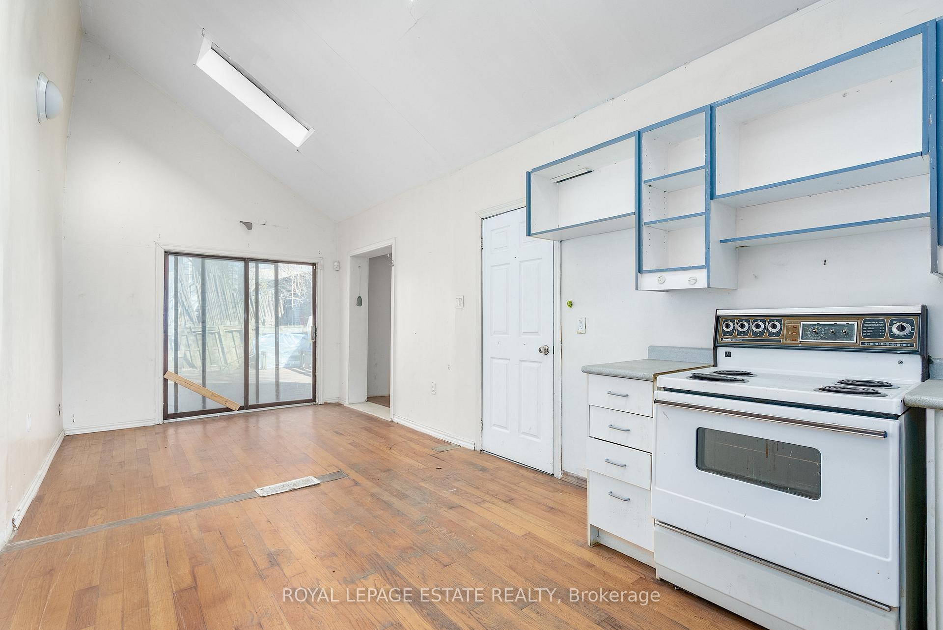 Photo 13 of 876 Eastern Avenue, Toronto, Greenwood-Coxwell — HOMEH