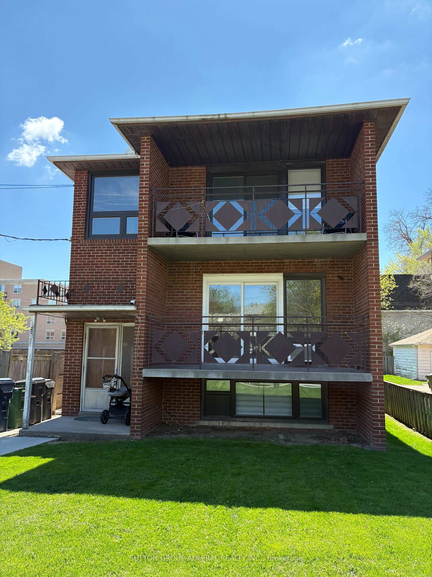 Front of Unit 2, 27 Bedford Park Avenue