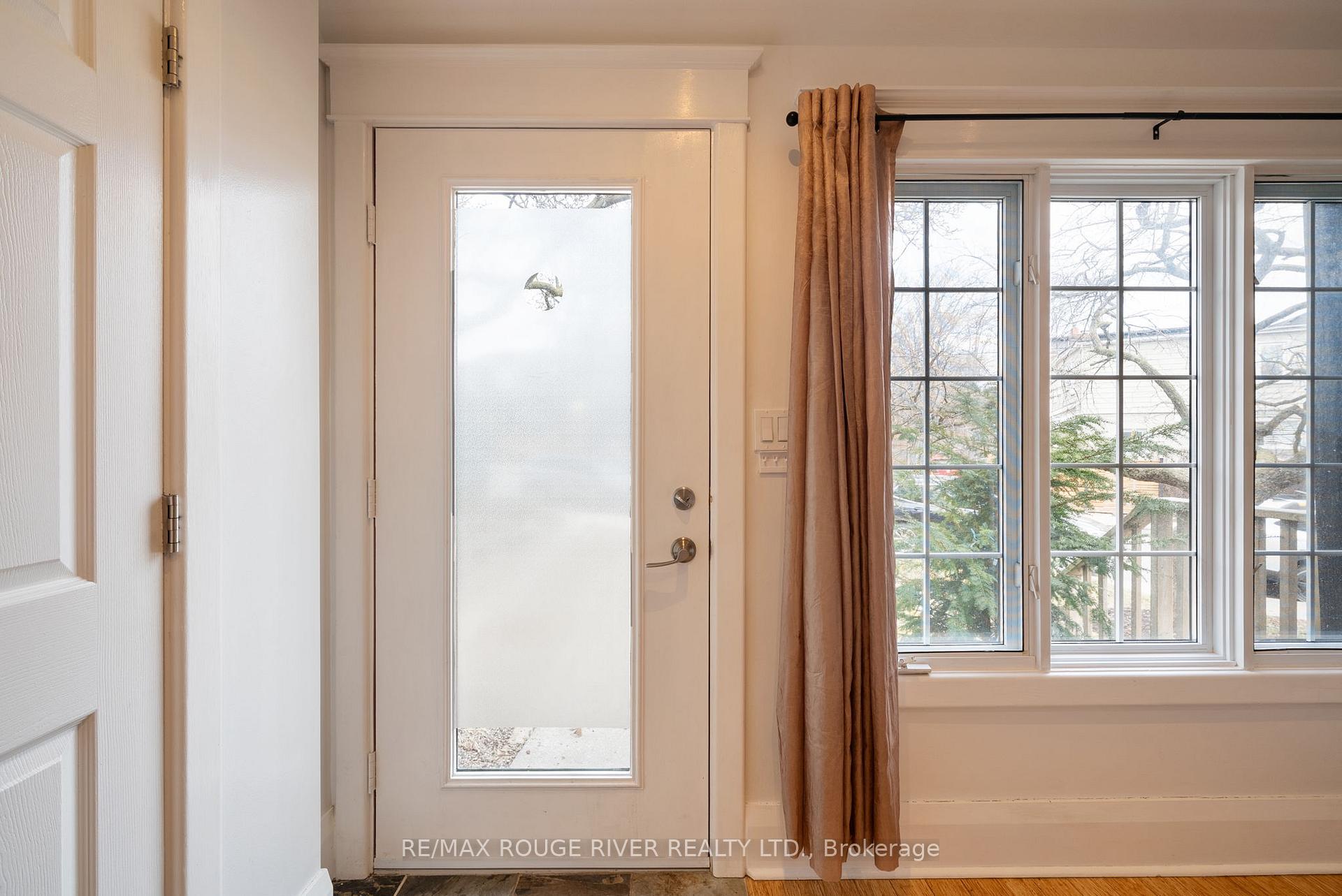 Photo 5 of 154 Elmer Avenue, Toronto, The Beaches — HOMEH