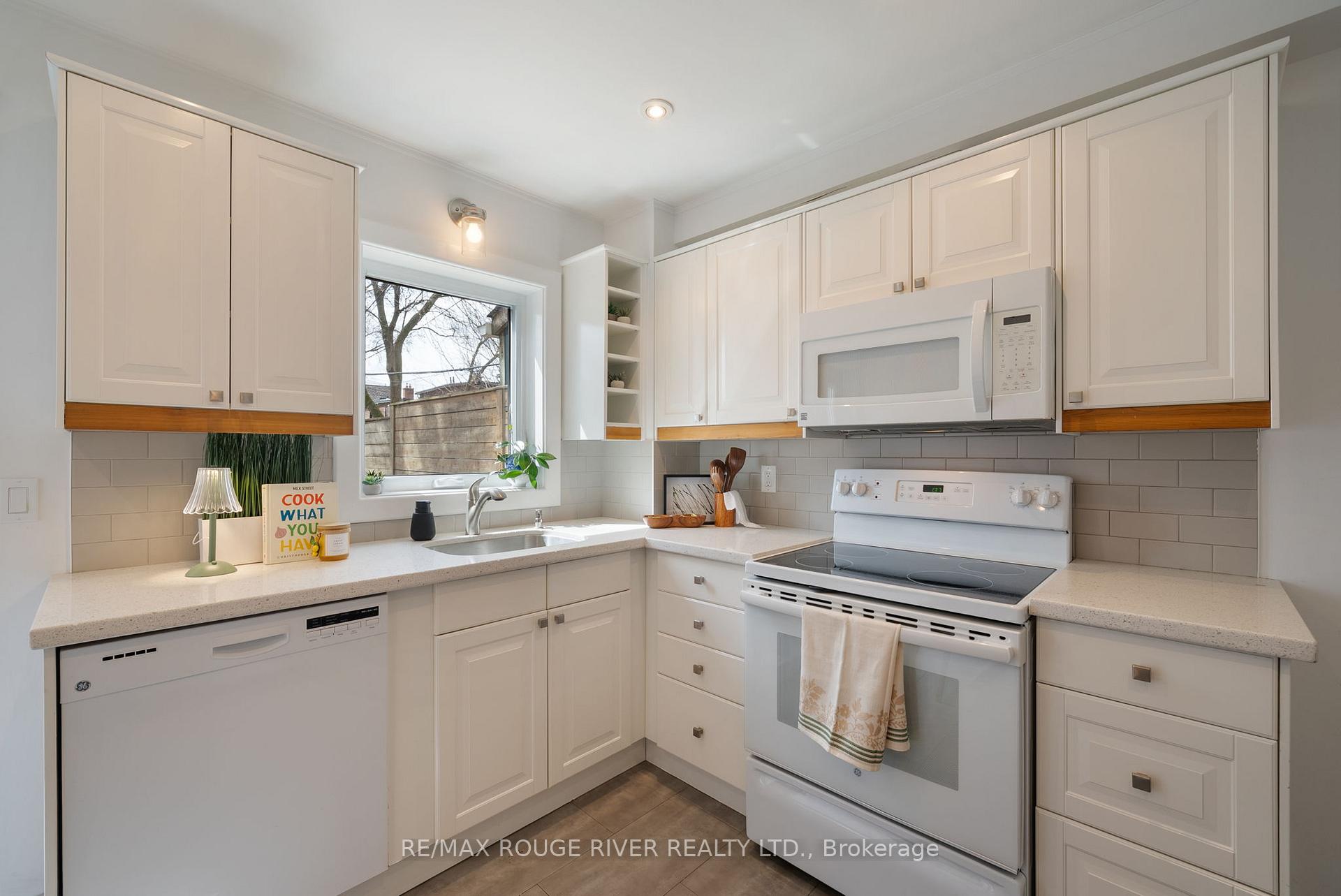 Photo 12 of 154 Elmer Avenue, Toronto, The Beaches — HOMEH