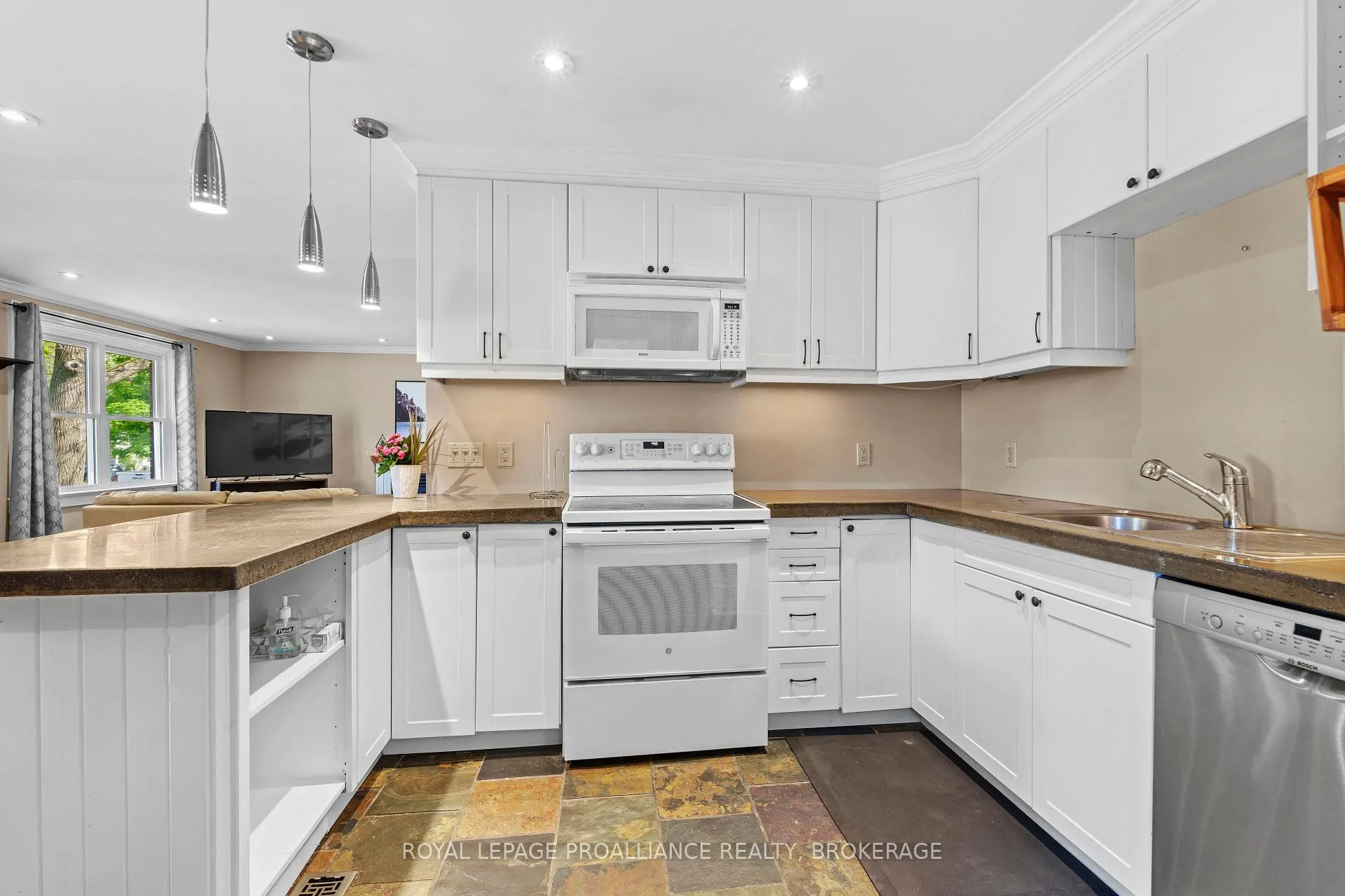 Photo 13 of 168 MacDonnell Street, Kingston, Central City East — HOMEH
