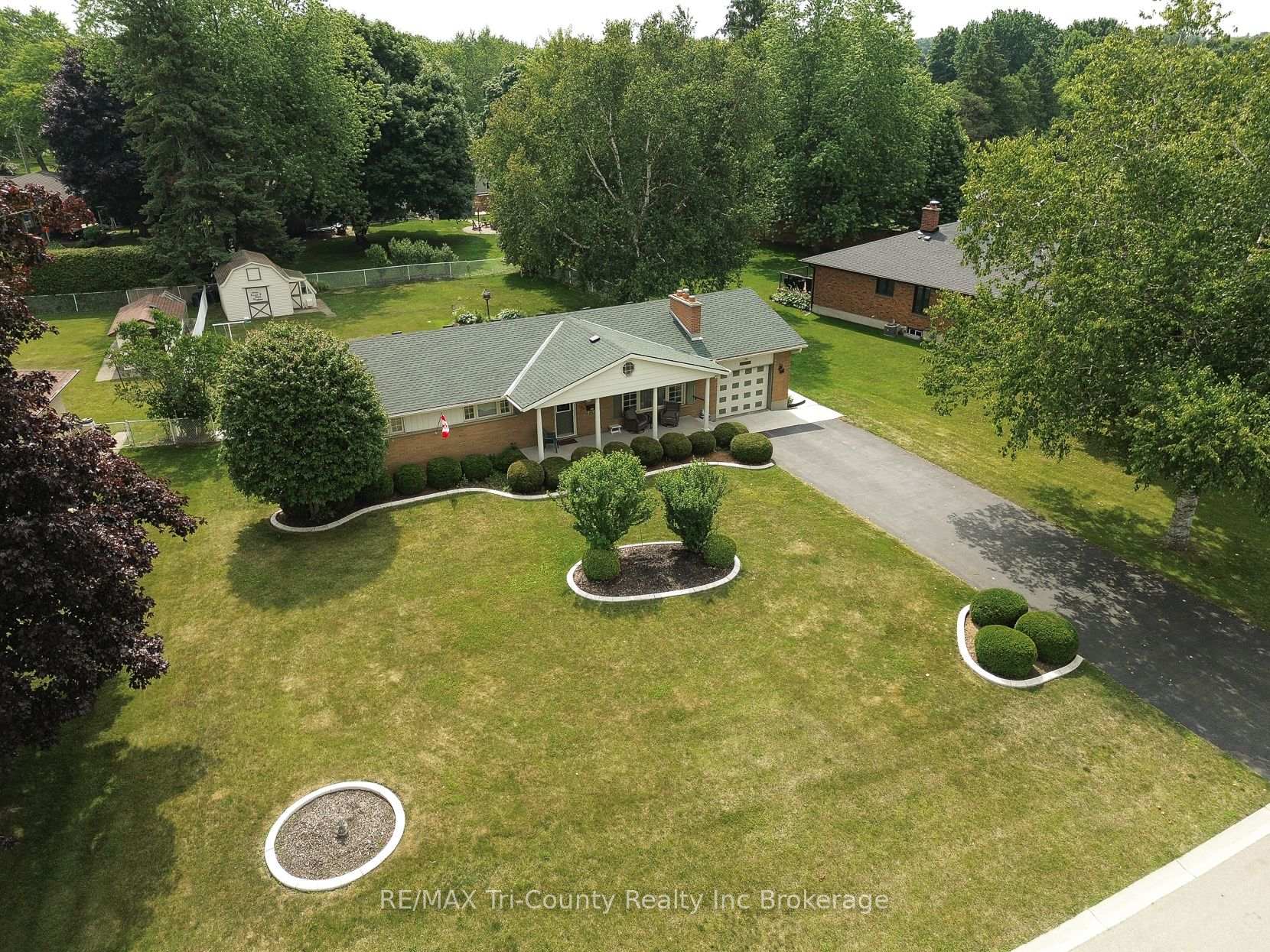Photo 2 of 14 Lowrie Crescent, Tillsonburg — HOMEH
