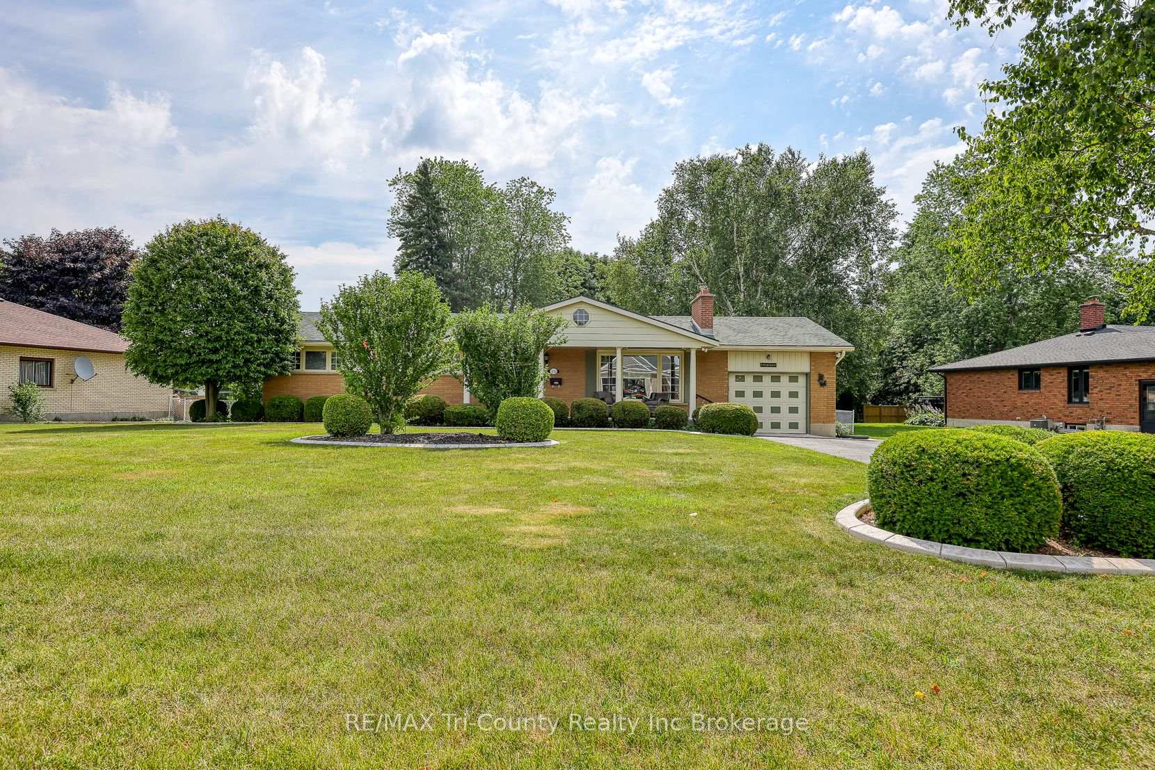 Photo 6 of 14 Lowrie Crescent, Tillsonburg — HOMEH