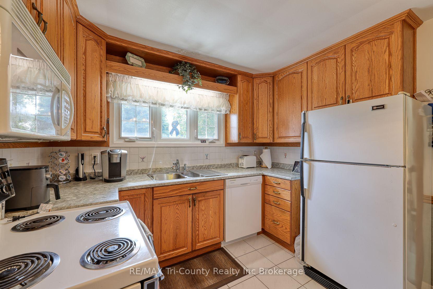 Photo 12 of 14 Lowrie Crescent, Tillsonburg — HOMEH