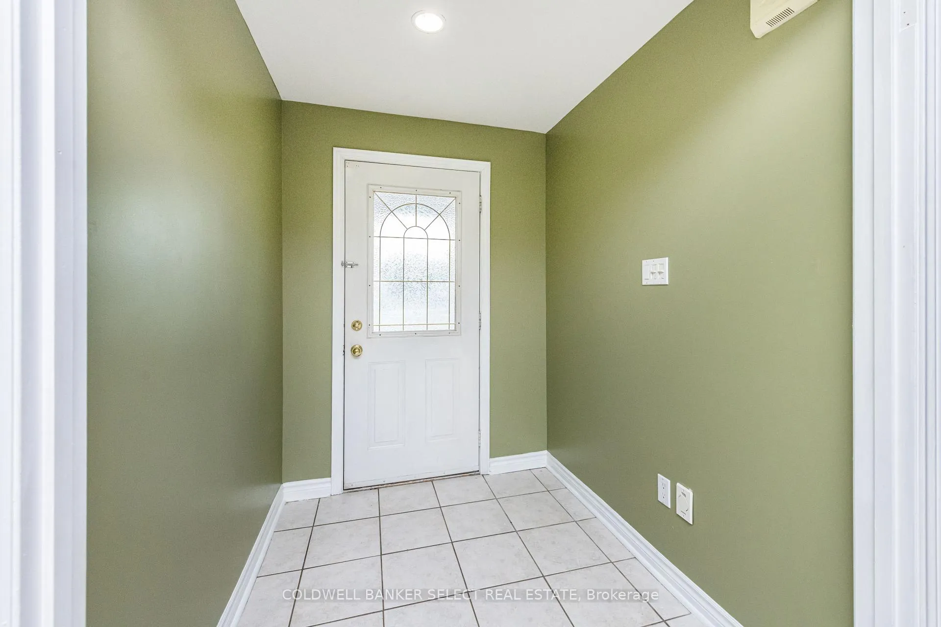 Photo 2 of 427 Kingsview Drive, Caledon, Bolton North — HOMEH