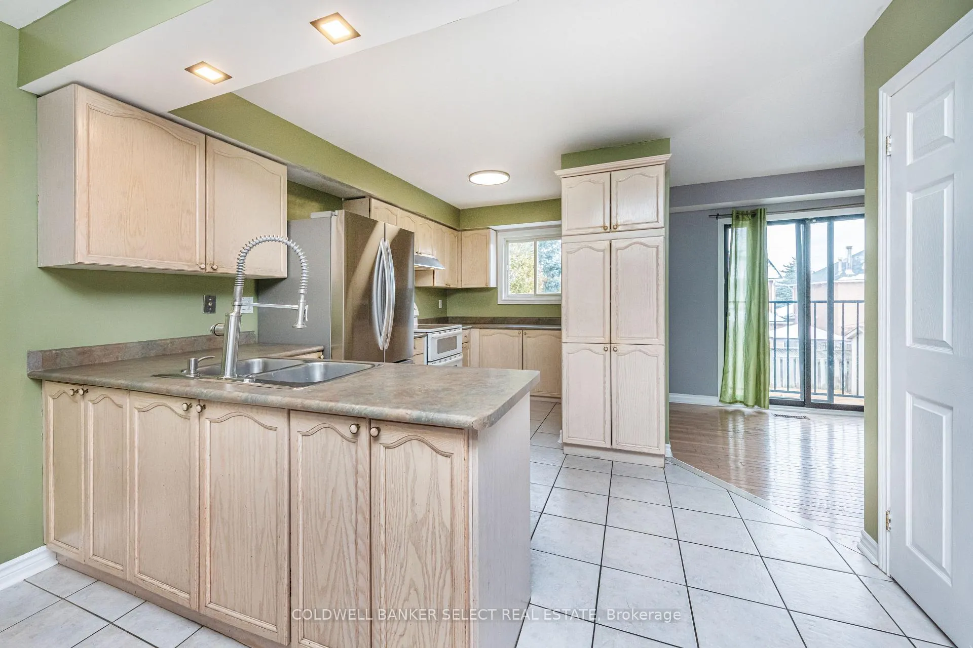 Photo 7 of 427 Kingsview Drive, Caledon, Bolton North — HOMEH
