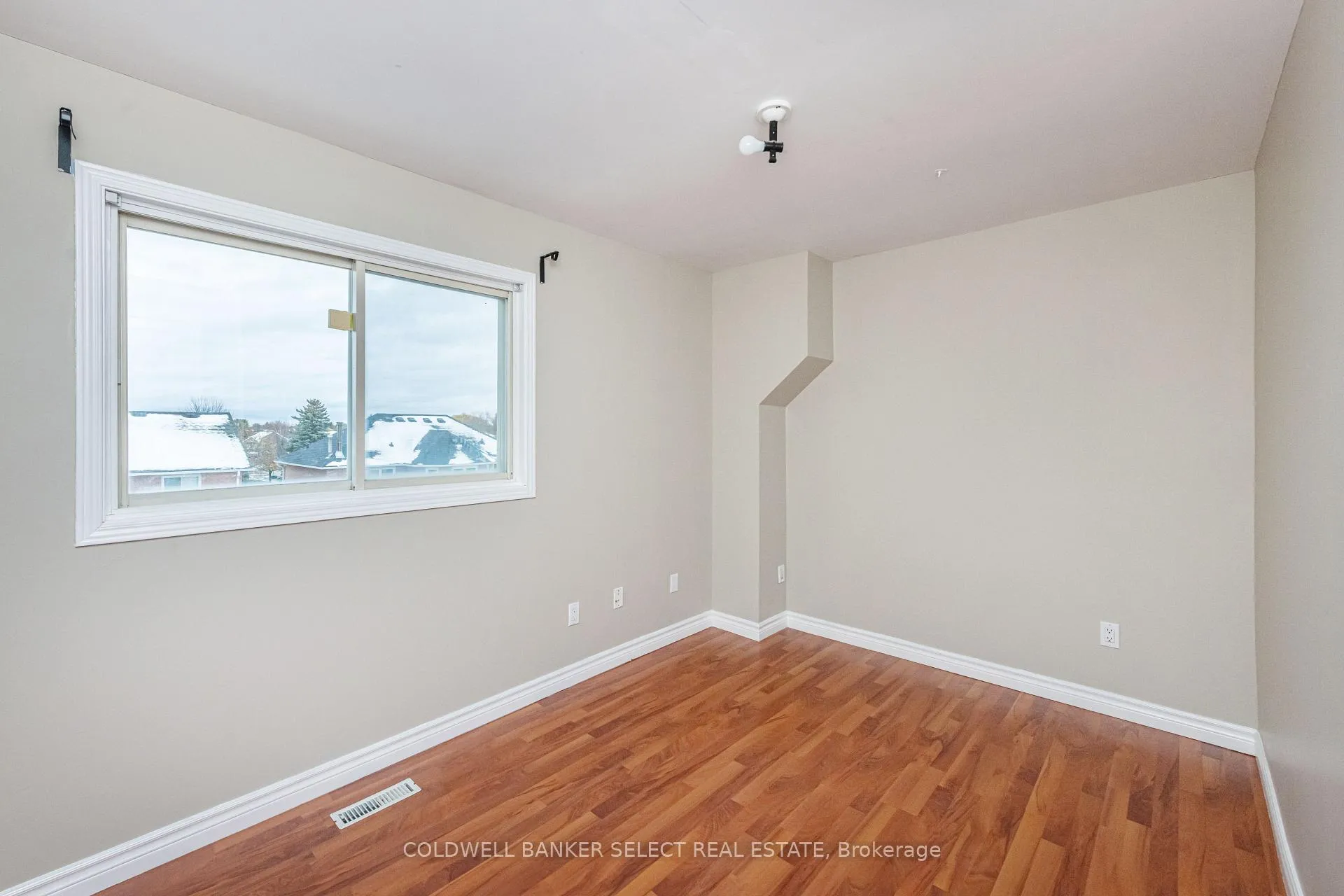Photo 15 of 427 Kingsview Drive, Caledon, Bolton North — HOMEH