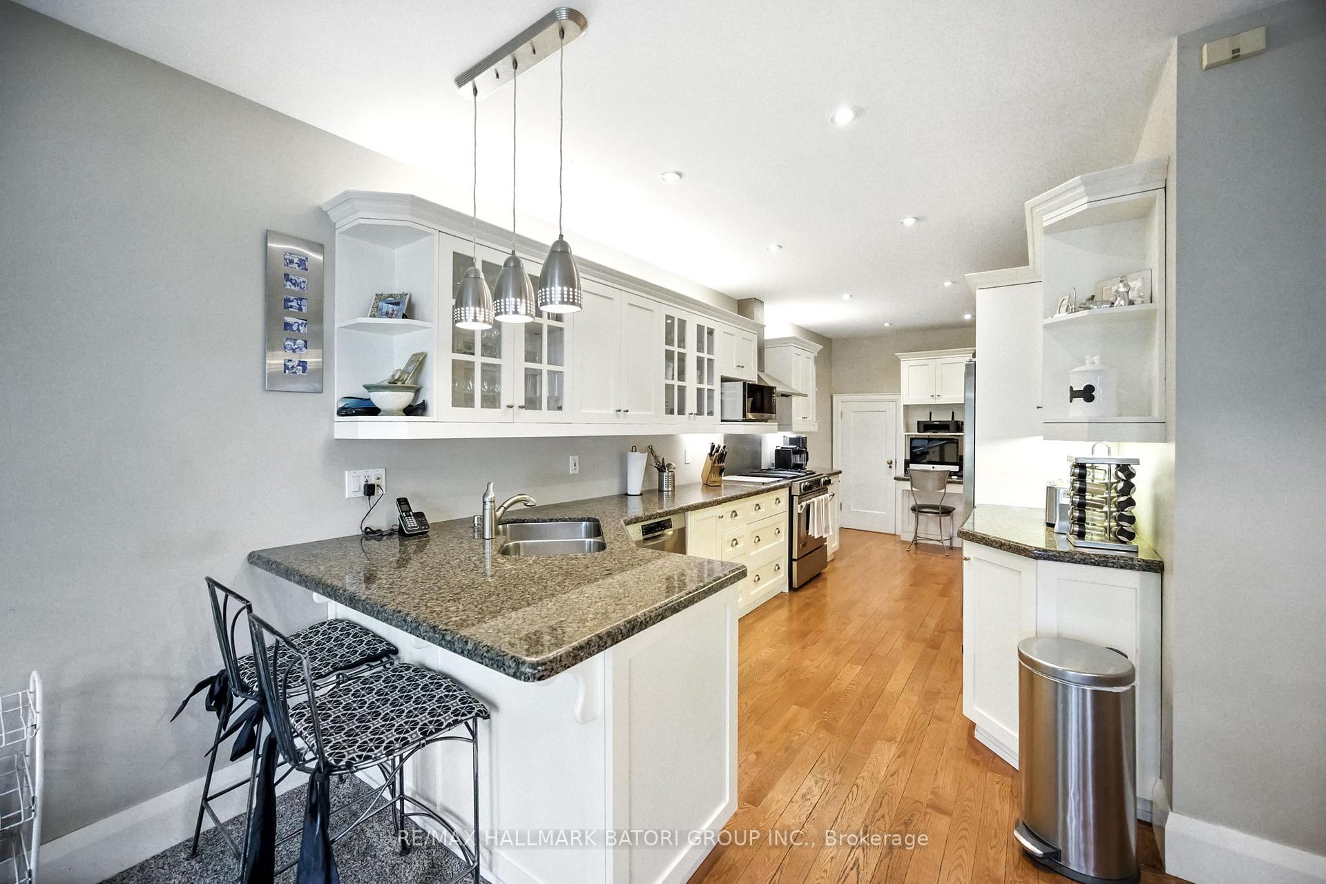 Photo 10 of 33 Burnaby Boulevard, Toronto, Yonge-Eglinton — HOMEH