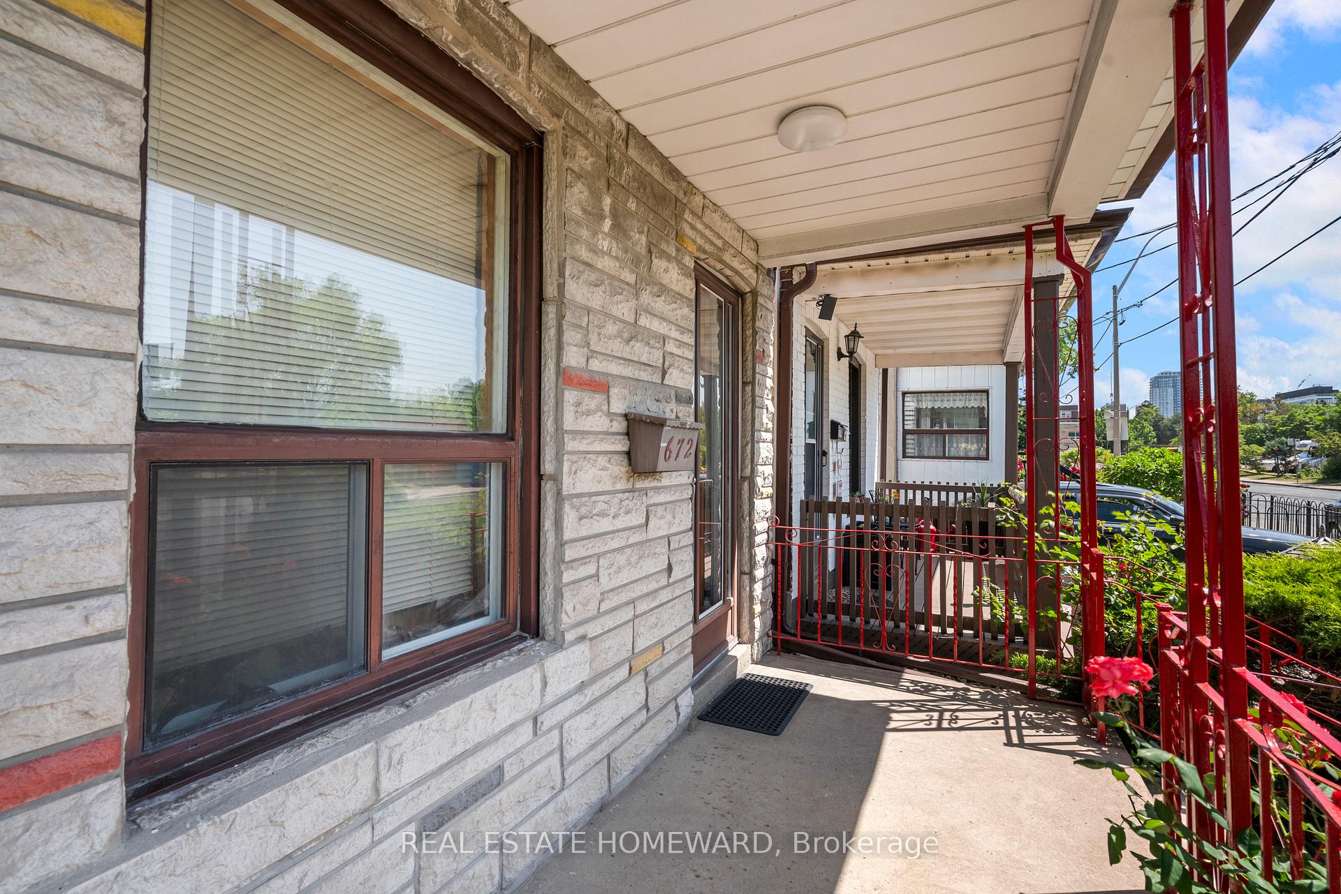 Photo 3 of 672 Strathmore Boulevard, Toronto, Woodbine-Lumsden — HOMEH