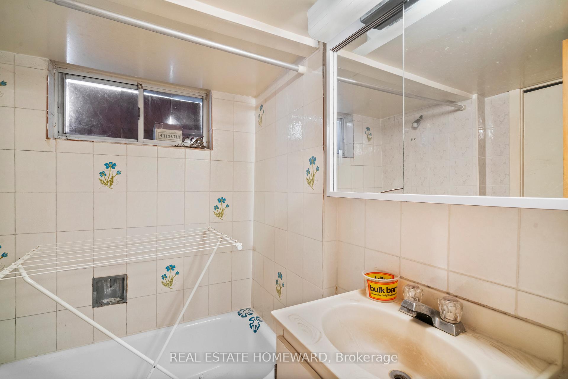 Photo 30 of 672 Strathmore Boulevard, Toronto, Woodbine-Lumsden — HOMEH