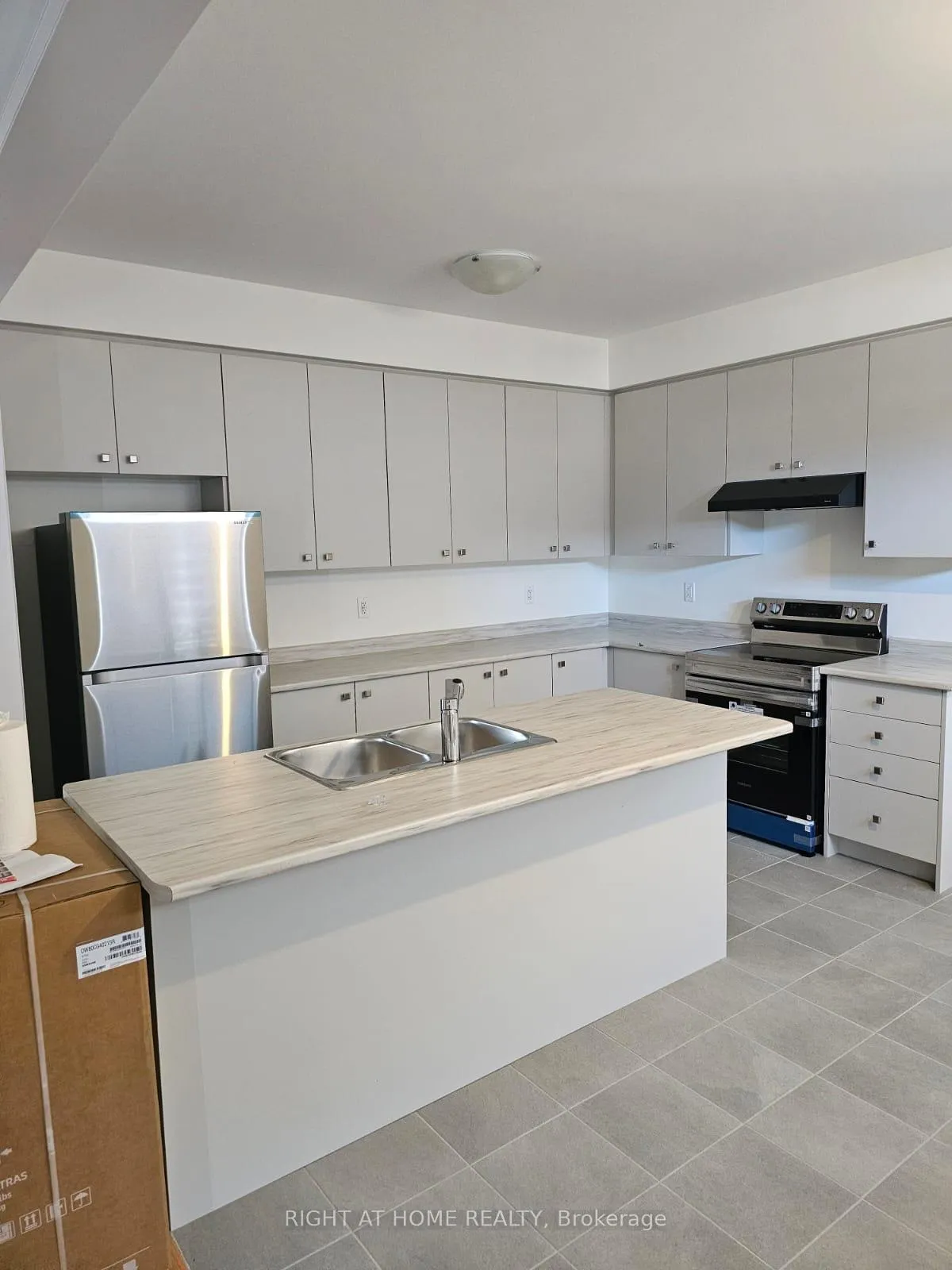 Photo 3 of 351 Barker Parkway, Thorold, Rolling Meadows — HOMEH