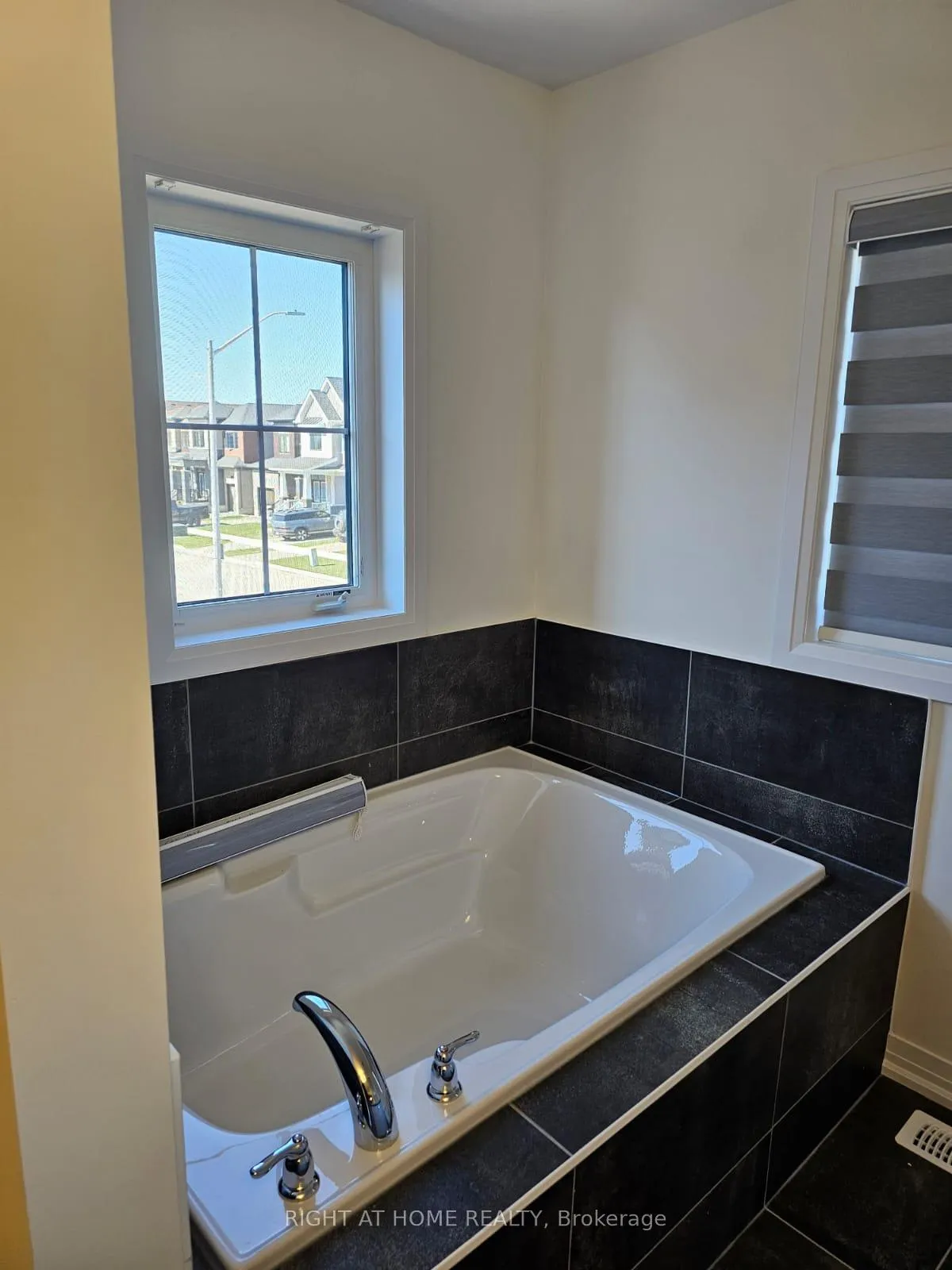 Photo 4 of 351 Barker Parkway, Thorold, Rolling Meadows — HOMEH