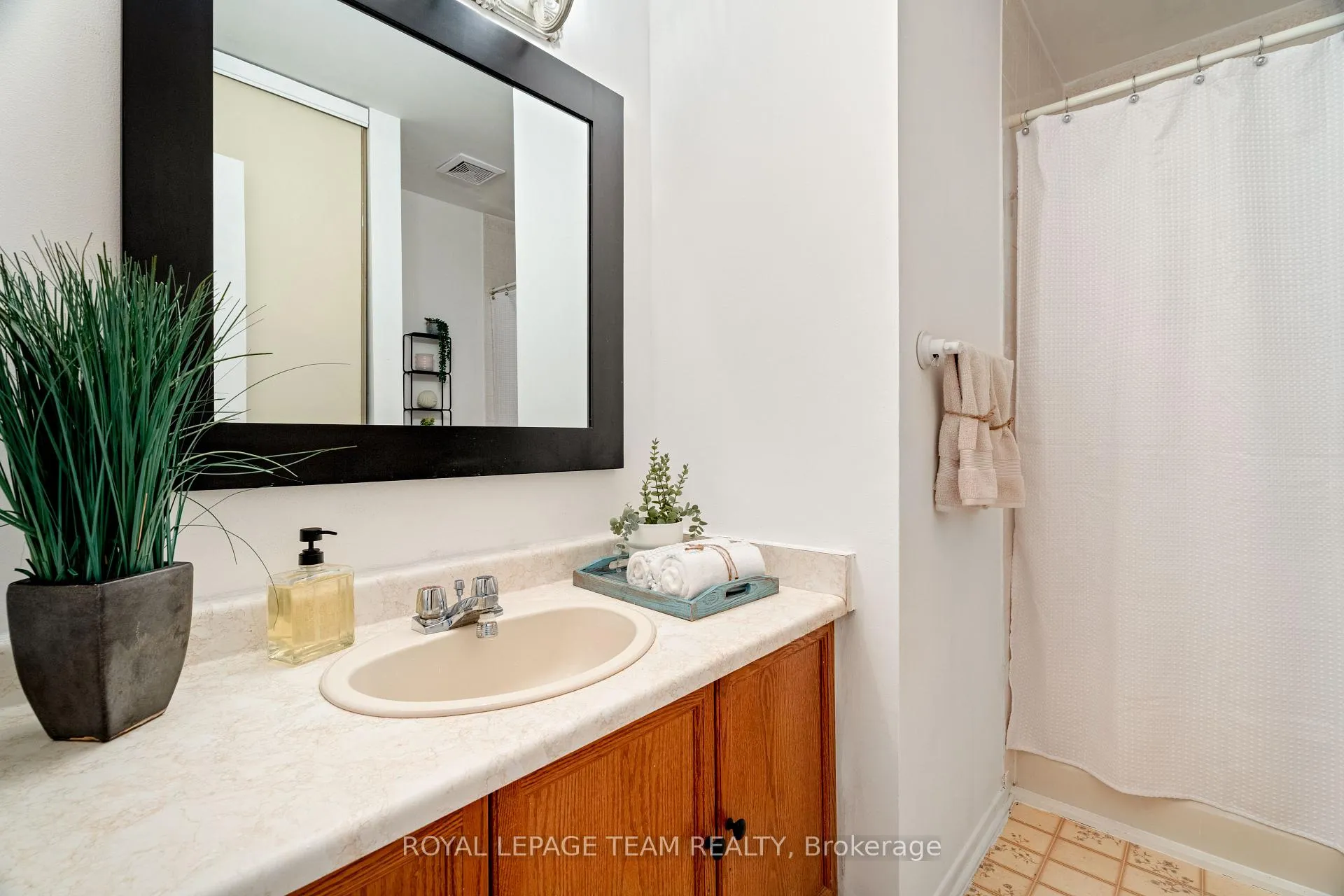 Photo 23 of 168 Midsummer Terrace, Ottawa, Queenswood Heights South — HOMEH
