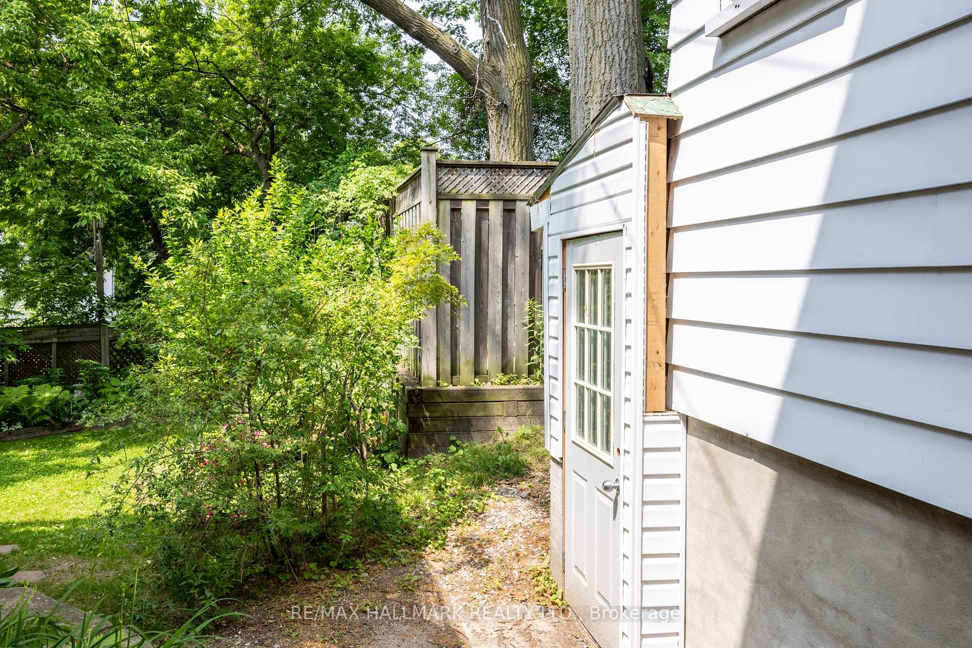 Photo 9 of Unit Lower Level, 100 Silver Birch Avenue, Toronto, The Beaches — HOMEH