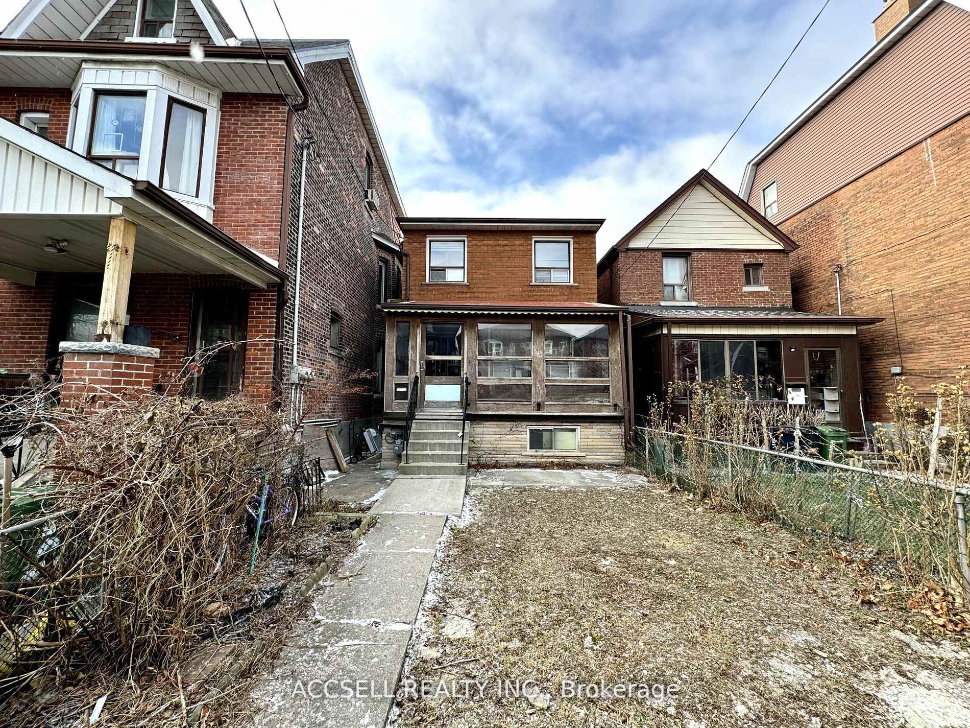 Photo 3 of 684 Manning Avenue, Toronto, The Annex — HOMEH