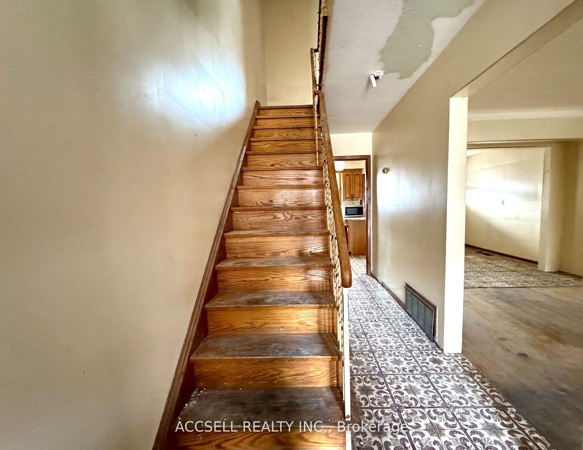 Photo 4 of 684 Manning Avenue, Toronto, The Annex — HOMEH