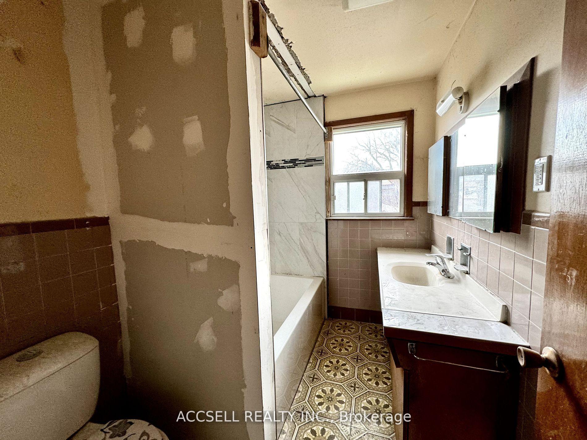 Photo 15 of 684 Manning Avenue, Toronto, The Annex — HOMEH