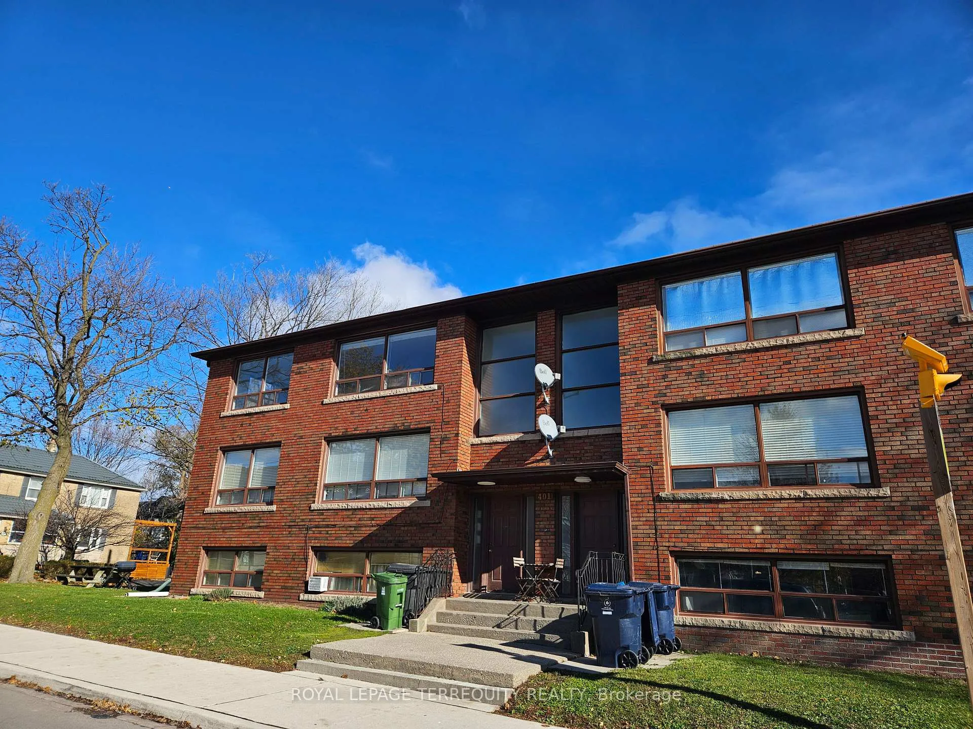 Front of Unit 5, 401 Winnett Avenue