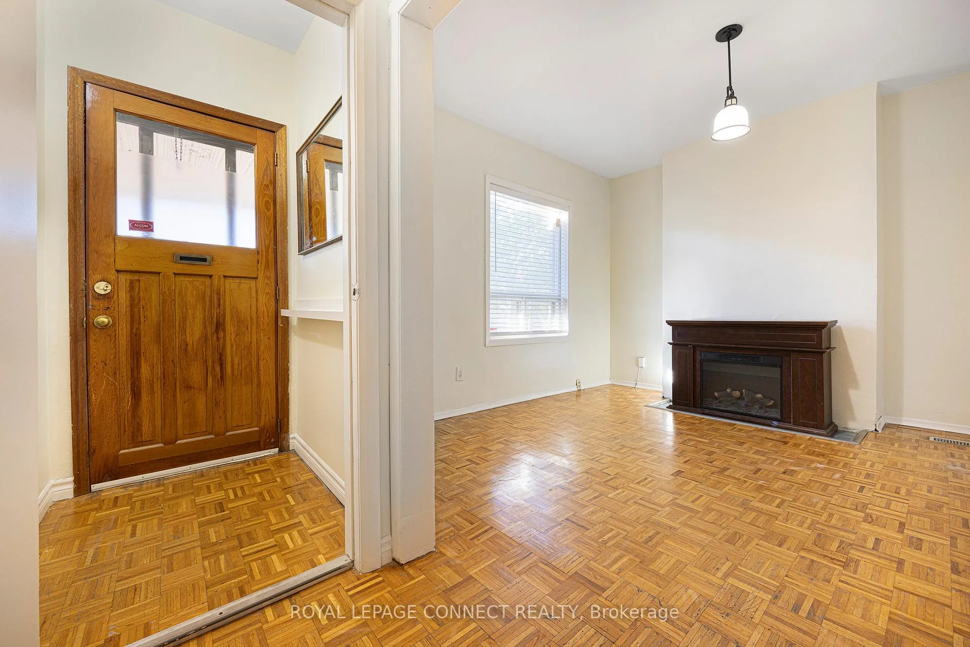 Photo 2 of Unit Main, 784 Adelaide Street W, Toronto, Niagara — HOMEH