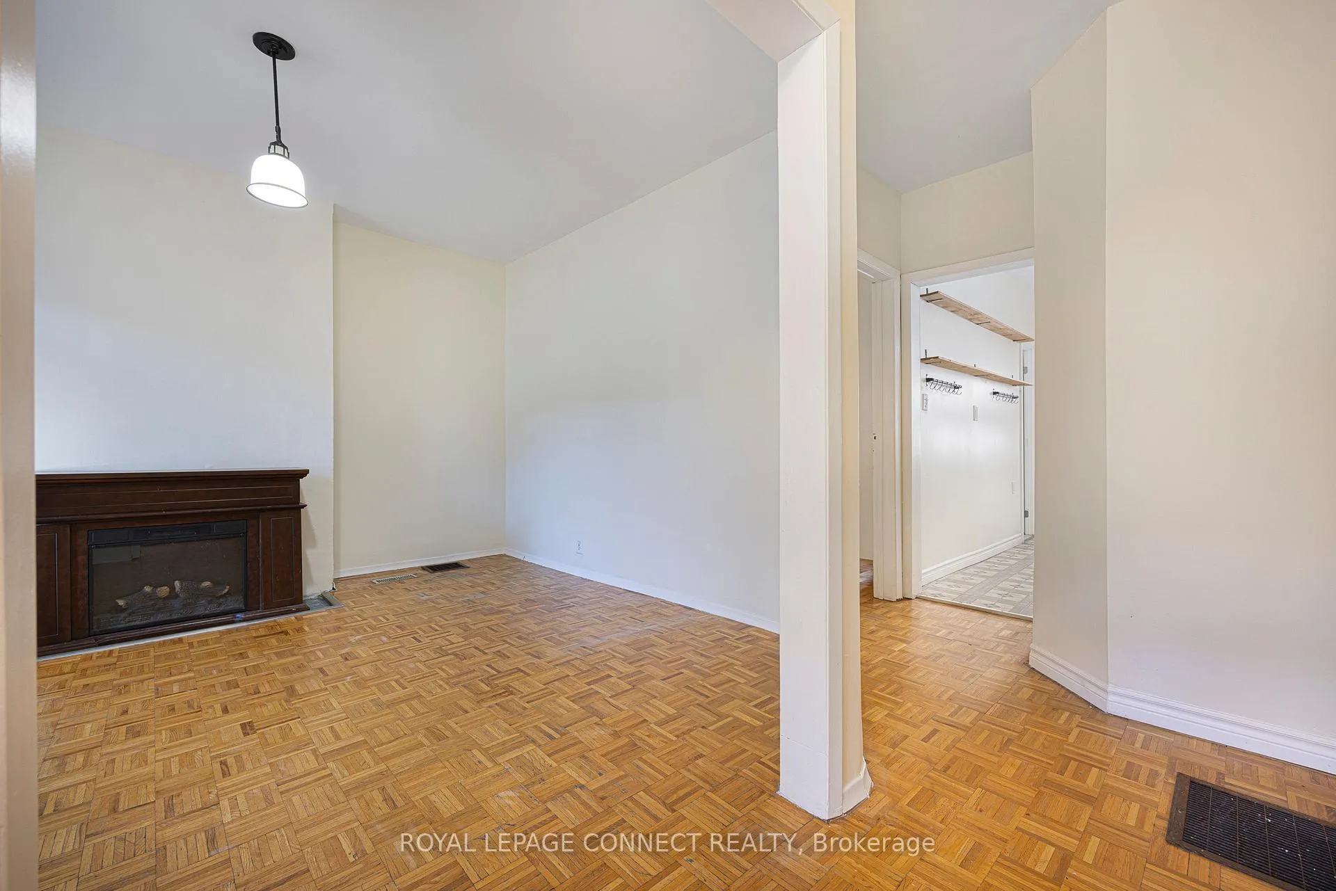 Photo 3 of Unit Main, 784 Adelaide Street W, Toronto, Niagara — HOMEH