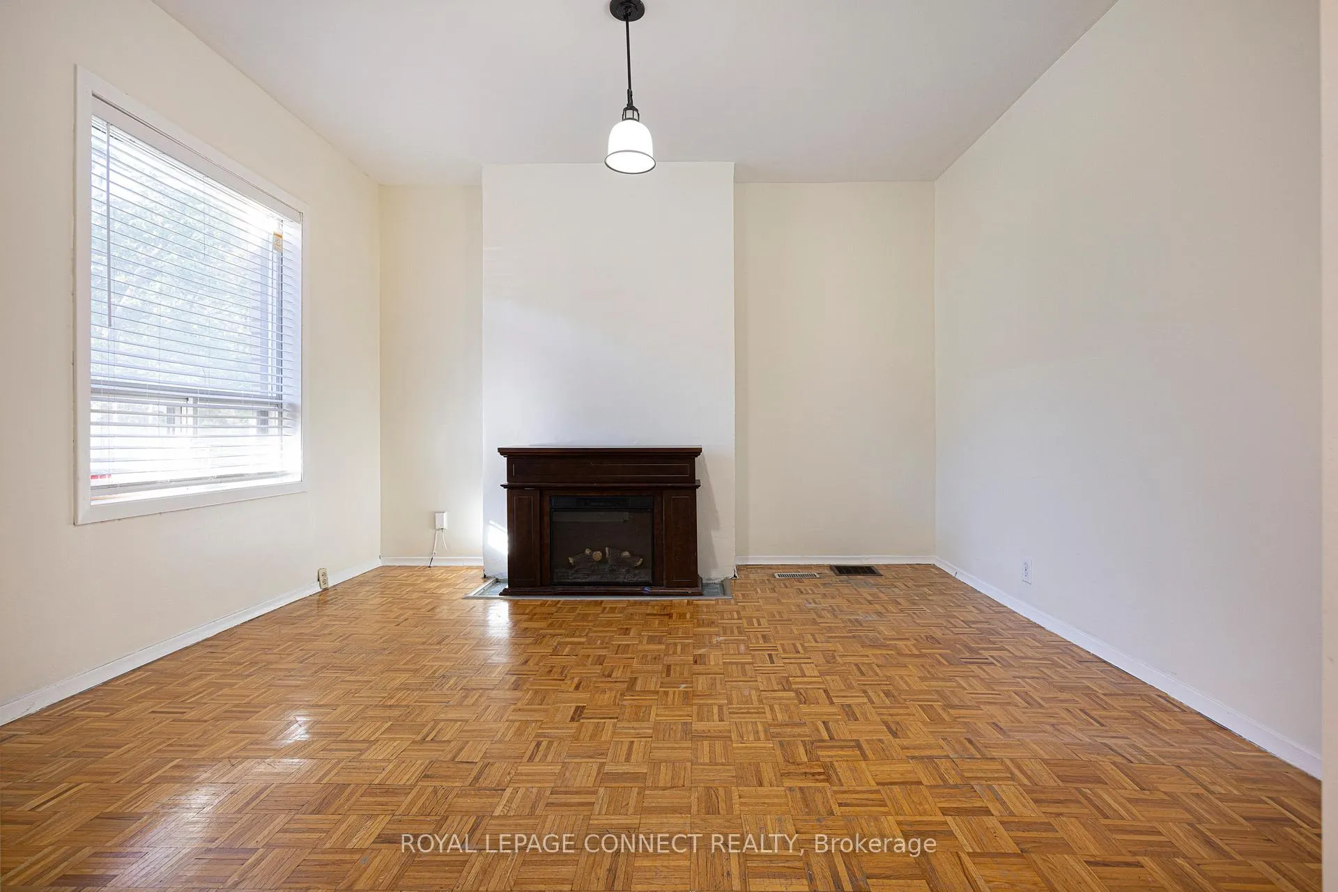 Photo 4 of Unit Main, 784 Adelaide Street W, Toronto, Niagara — HOMEH