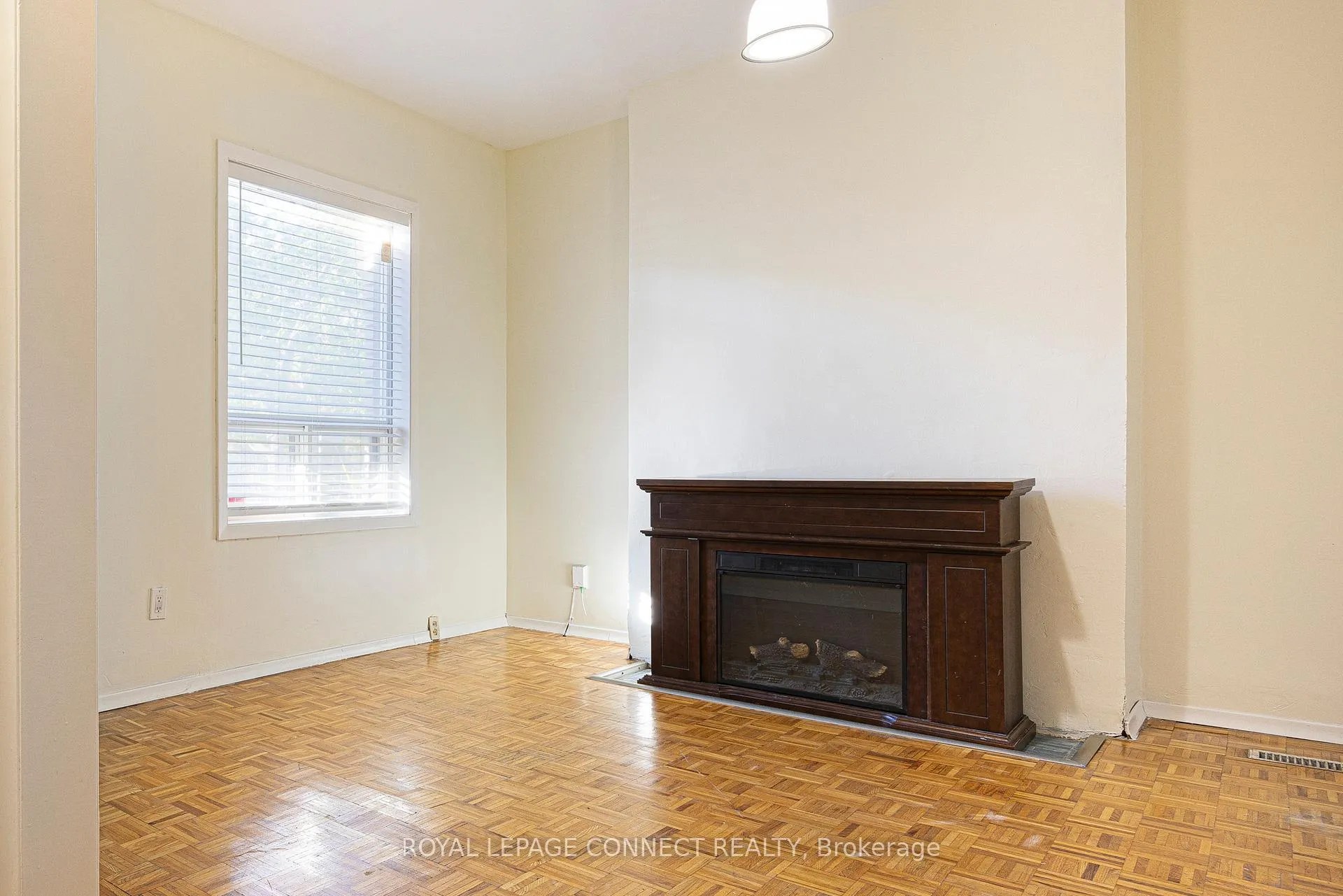 Photo 6 of Unit Main, 784 Adelaide Street W, Toronto, Niagara — HOMEH
