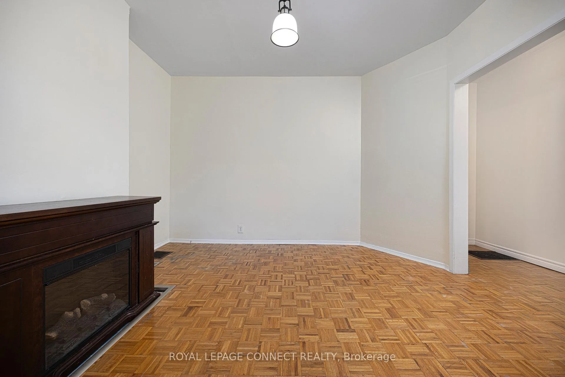 Photo 7 of Unit Main, 784 Adelaide Street W, Toronto, Niagara — HOMEH