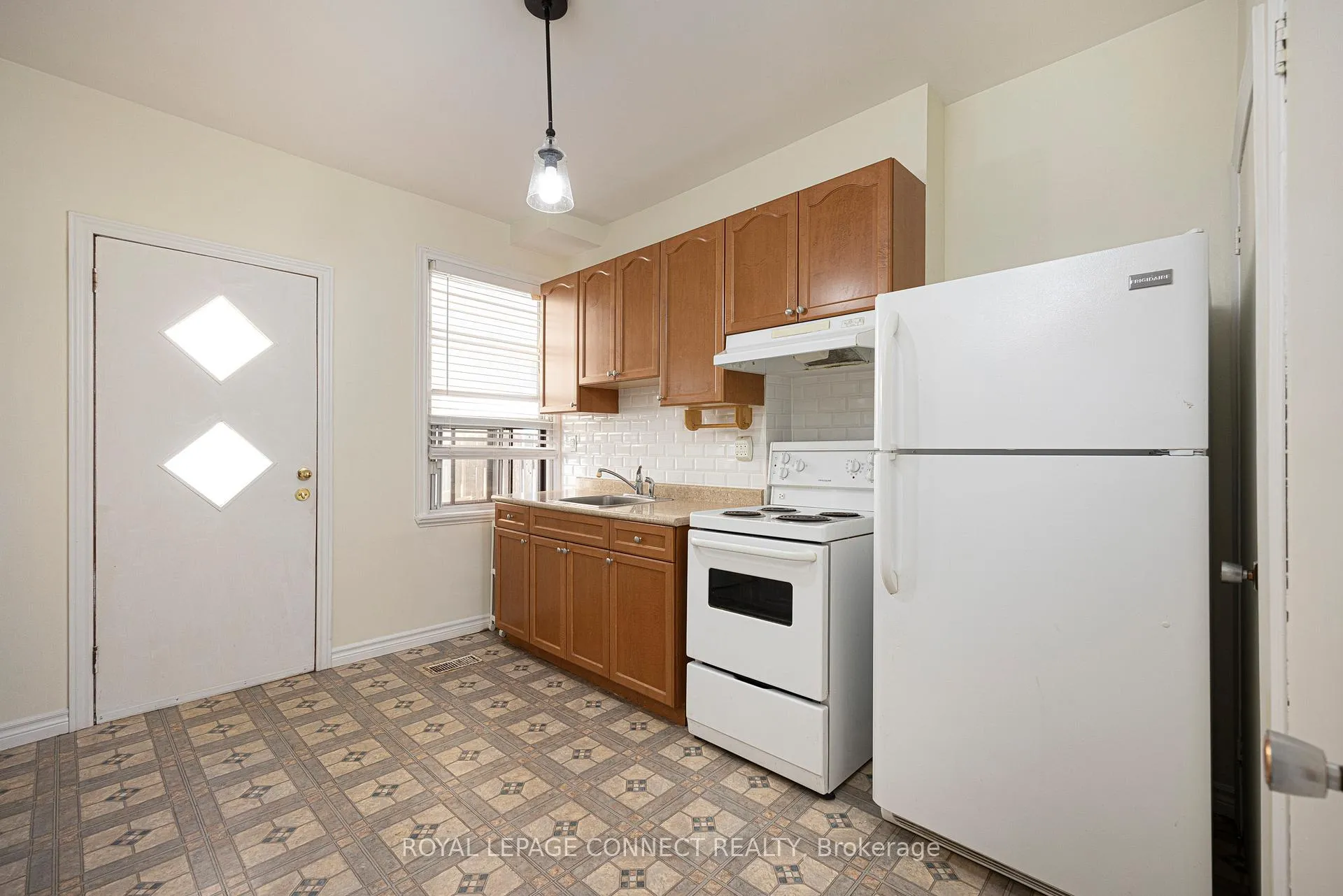 Photo 10 of Unit Main, 784 Adelaide Street W, Toronto, Niagara — HOMEH