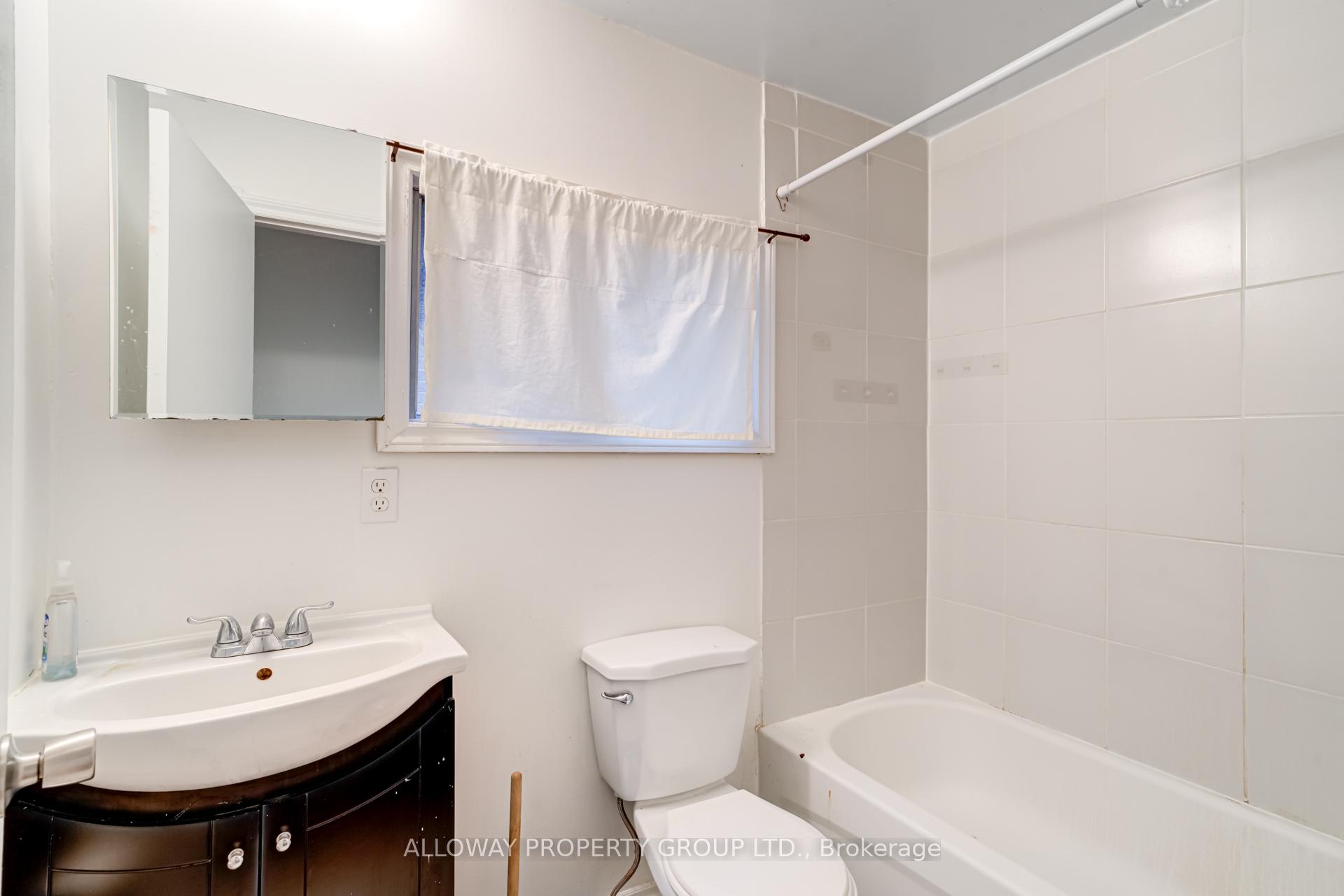 Photo 23 of 1059 Bathurst Street, Toronto, The Annex — HOMEH