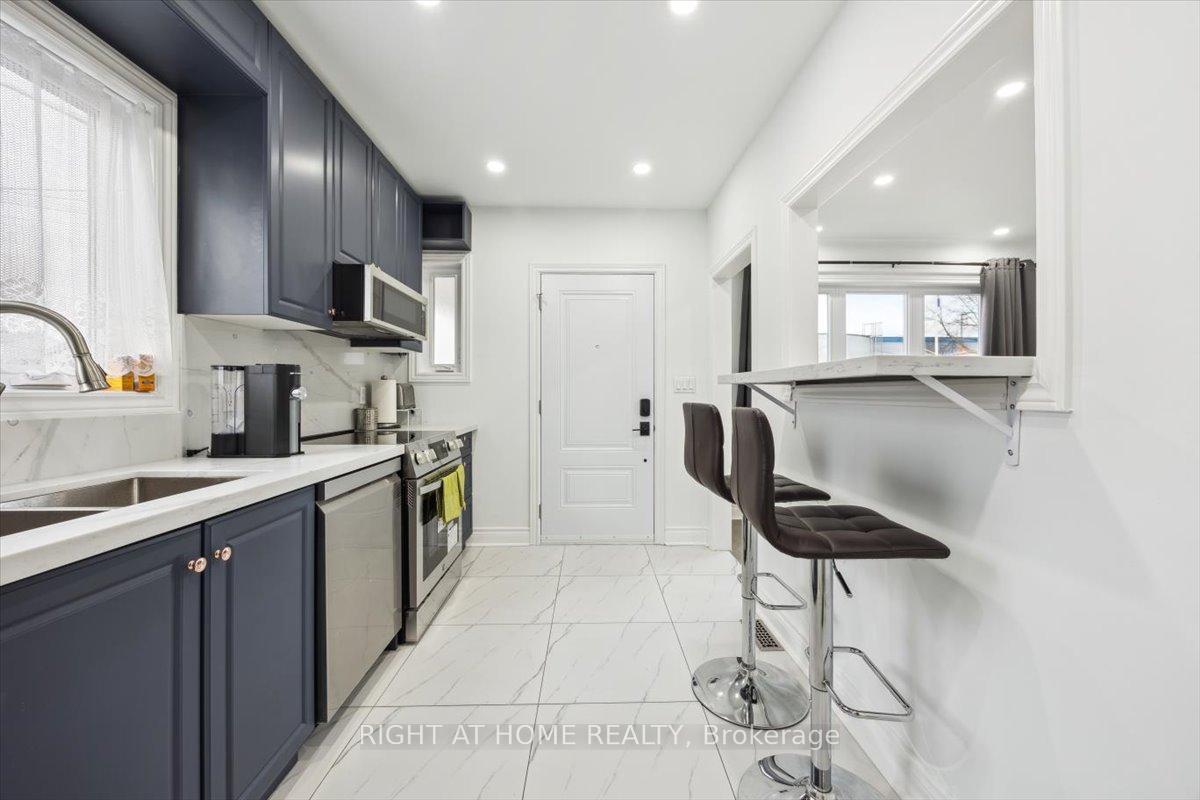 Photo 4 of 887 Cosburn Avenue, Toronto, Woodbine-Lumsden — HOMEH