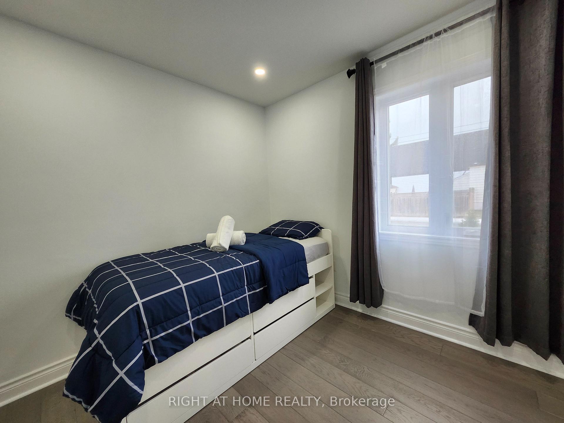 Photo 14 of 887 Cosburn Avenue, Toronto, Woodbine-Lumsden — HOMEH
