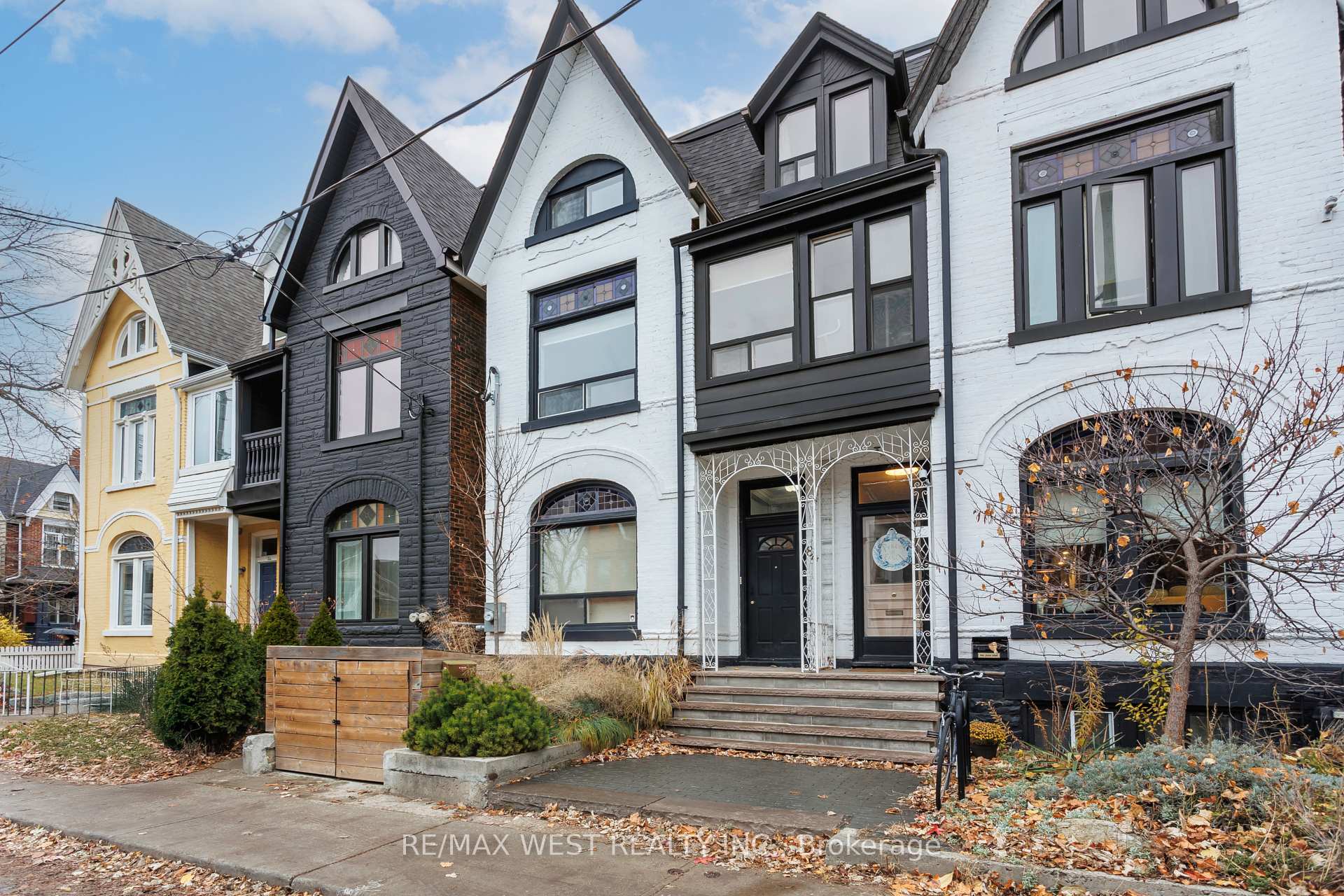 Photo 2 of Unit Upper - 2nd/3rd Floor, 84 Mackenzie Crescent, Toronto, Little Portugal — HOMEH